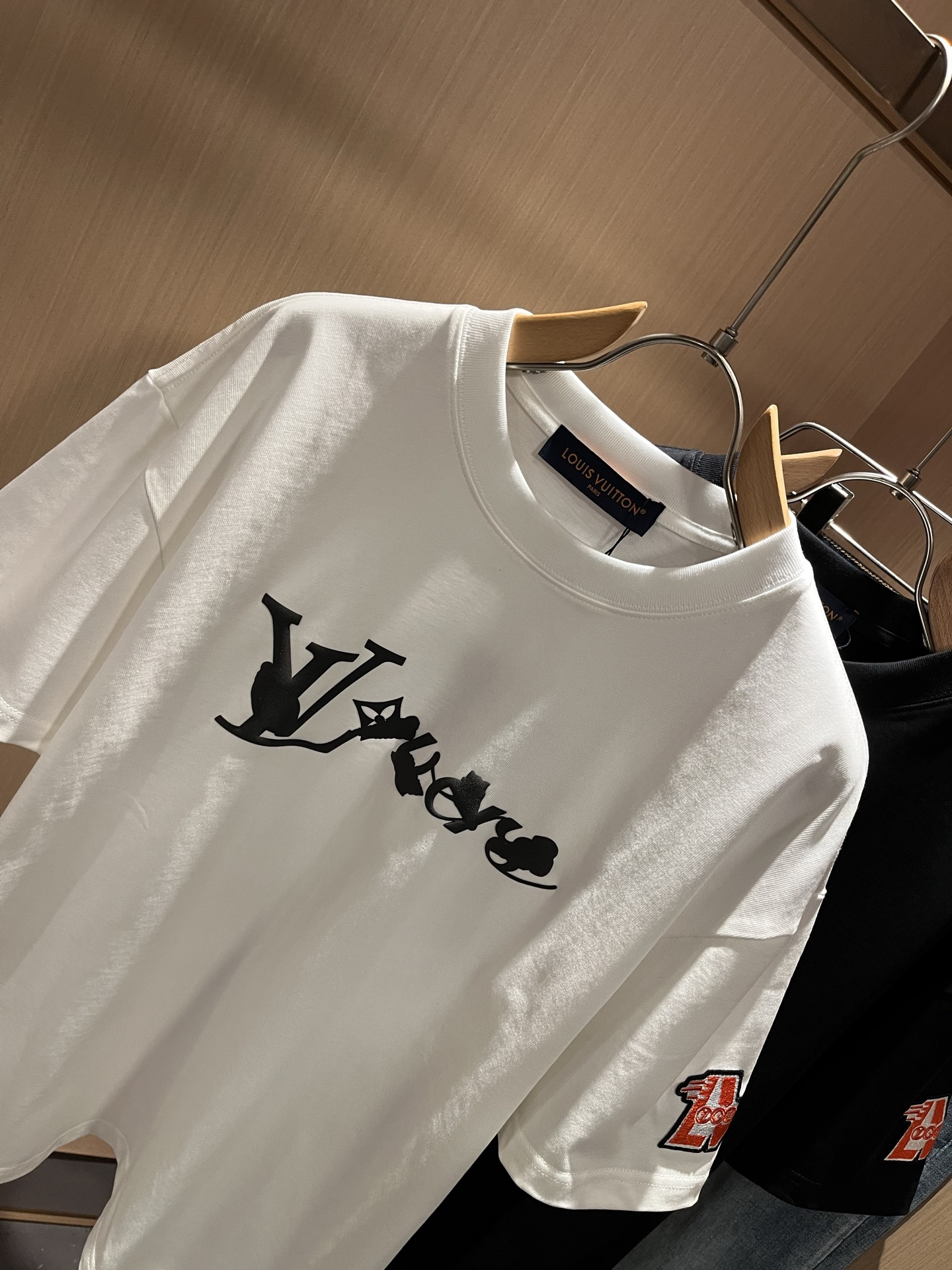 LouisVuitt*路易*登 2025春夏全新系列单品上线，非常时髦前卫的一款男女同款短袖T恤，标识l