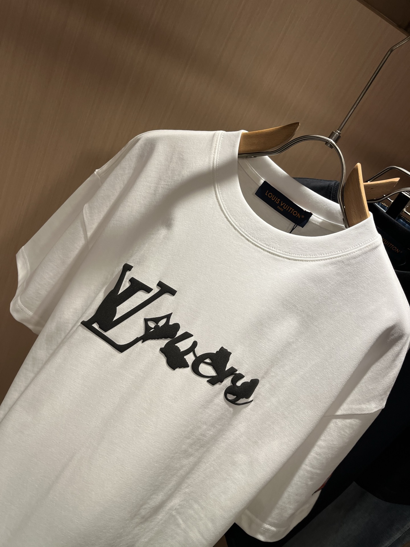 LouisVuitt*路易*登 2025春夏全新系列单品上线，非常时髦前卫的一款男女同款短袖T恤，标识l