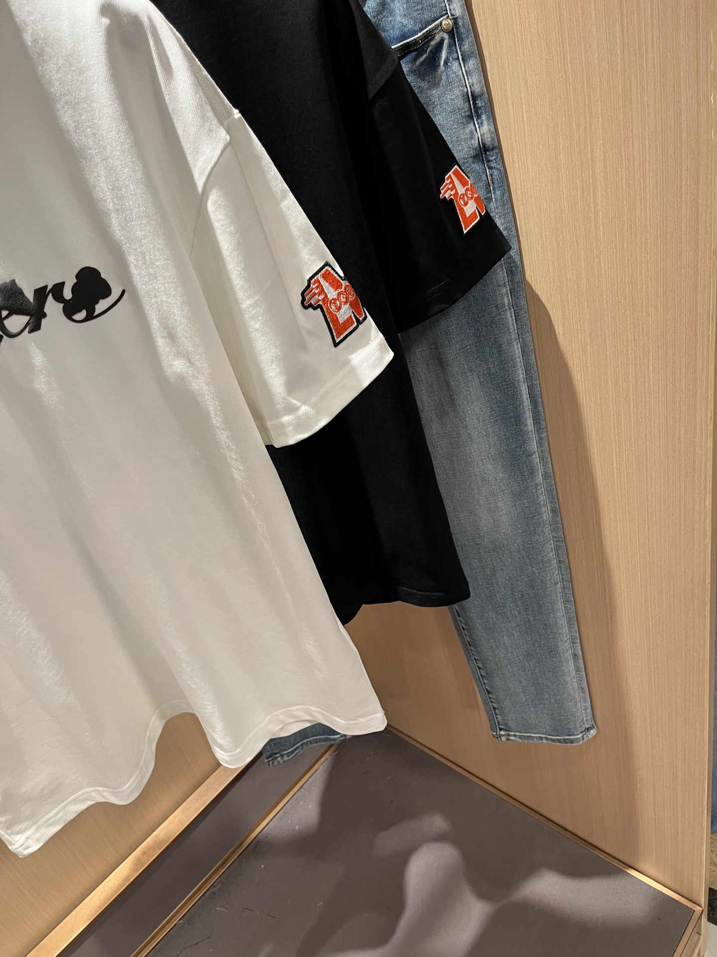 LouisVuitt*路易*登 2025春夏全新系列单品上线，非常时髦前卫的一款男女同款短袖T恤，标识l