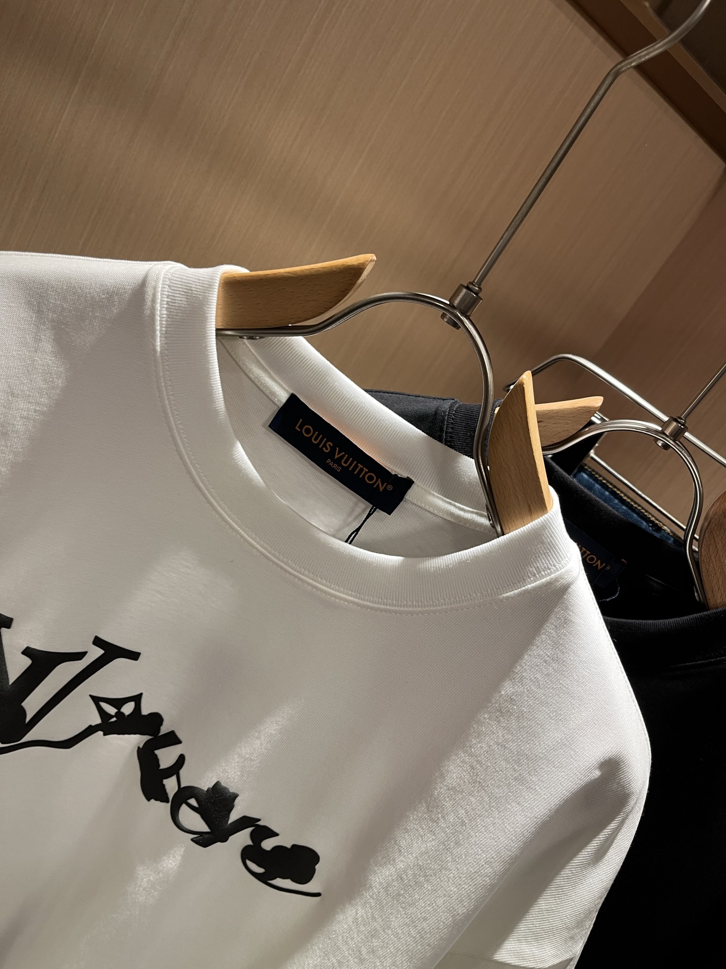 LouisVuitt*路易*登 2025春夏全新系列单品上线，非常时髦前卫的一款男女同款短袖T恤，标识l