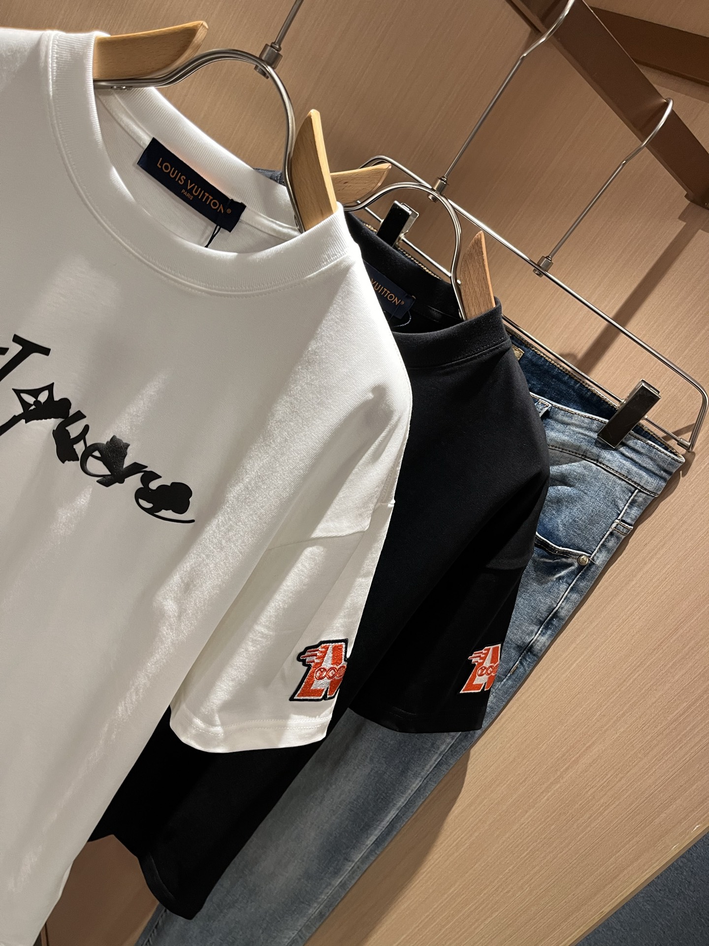 LouisVuitt*路易*登 2025春夏全新系列单品上线，非常时髦前卫的一款男女同款短袖T恤，标识l