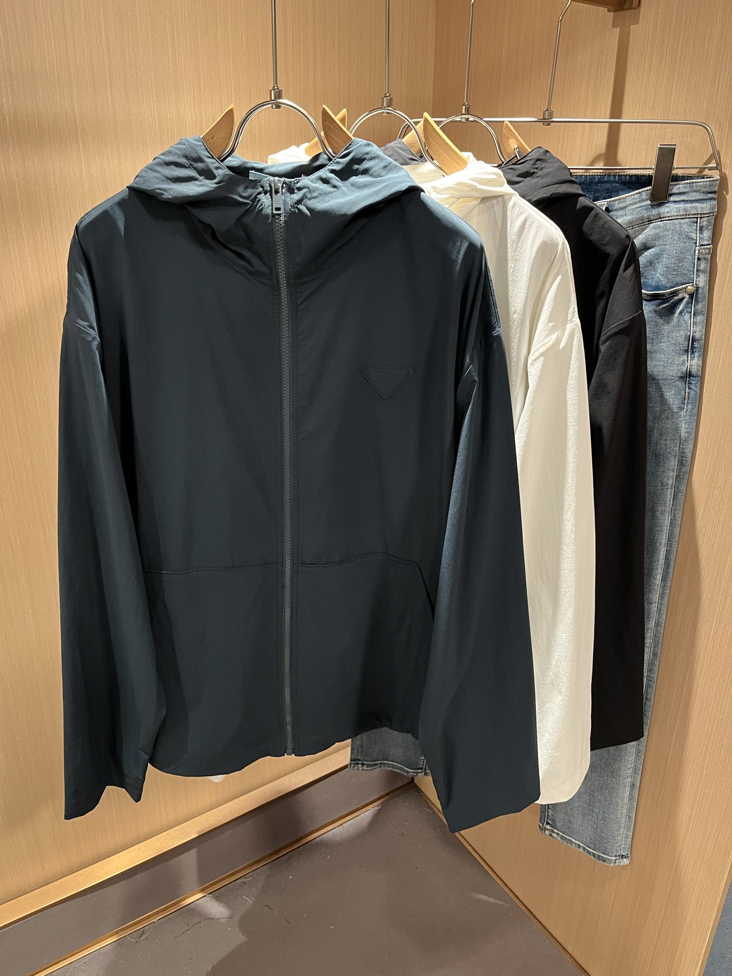 NO:515152,PRAD*A 2025 autumn and winter casual jacket, the latest fashionable casual zipper jacket, fashionable jacket! Trading company channels are rare and it is released on the official website. The most anticipated high-quality products of the male god are coming, making you feel what it means to be truly high and luxurious! This jacket is made of thin and technical fabrics specially customized by P home. The surface is neat and smooth and shiny, and the texture is obvious through the screen. The upper body is comfortable, light and not stuffy, giving you the most enjoyable wearing experience!  Exquisite logo pattern glue pressing design!  Perfectly enhance the overall sense of luxury and class, and you can get a high-end luxury atmosphere at a glance! Basic regular jacket style cut, versatile and simple upper body, not picky, easy to deal with various occasions and environments, is undoubtedly a must-have item for daily commuting! Size M~4XL, prada, jackets & coats, jackets & coats, alexander wang19860909PRAD*A普*达2025秋冬休闲夹克外套,最新时尚休闲拉链夹克,时尚夹克外套!贸易公司渠道稀出,同步官网发售,男神最为期待的精品狠货重磅来袭,让你感受到什么叫真正的高奢有内涵!此款夹克外套选用了P家专业定制的轻薄科技面料制成,表面整洁光滑且富有光泽,质感透过屏幕都显而易 见,上身舒适轻盈不闷热, 给你最为享受的穿着体验！精致logo图案压胶设计！完美提升了整体的奢华档次感,一眼就能Get到的高端奢华气息!基础常规的夹克版型裁剪,上身百搭简约不挑人,轻松应对各种场合与环境,属于日常通勤必备的臻品无疑!尺码M～4XL,,prada,jackets & coats,jackets & coats,alexander wang,Men's clothing