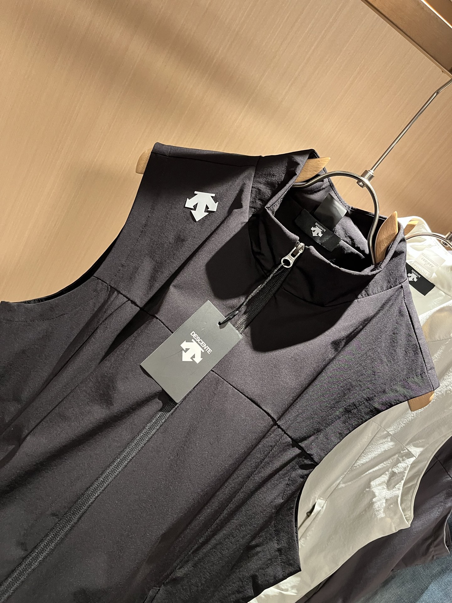 迪桑特DESCENTE，⚠️双面穿，2025秋冬新款男女同款马甲，自1935年荣耀至今的专业运动品牌。8