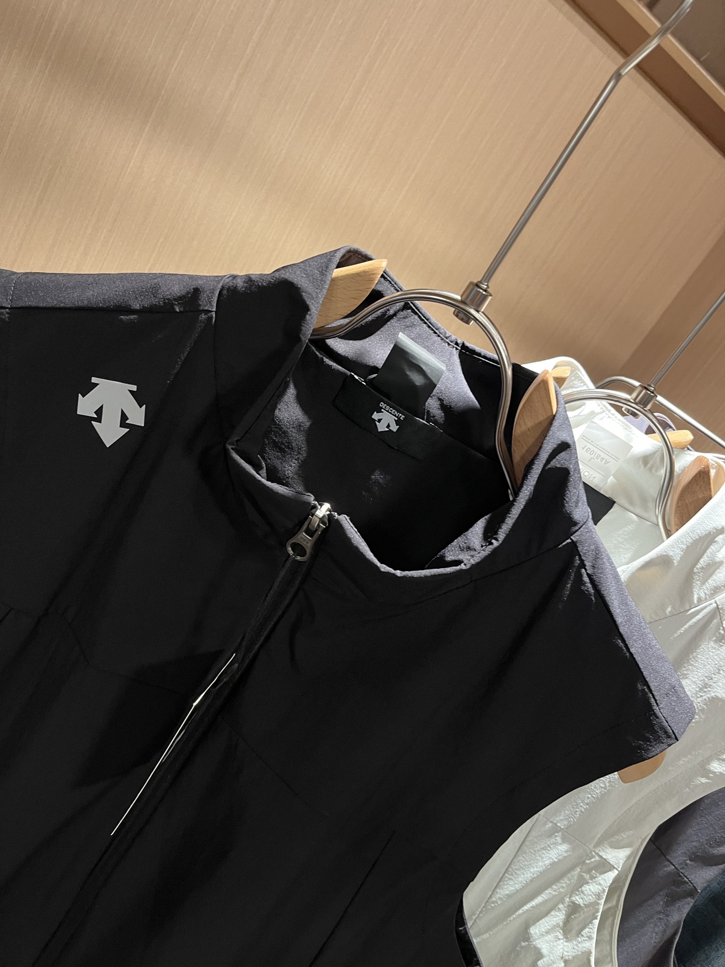 迪桑特DESCENTE，⚠️双面穿，2025秋冬新款男女同款马甲，自1935年荣耀至今的专业运动品牌。8