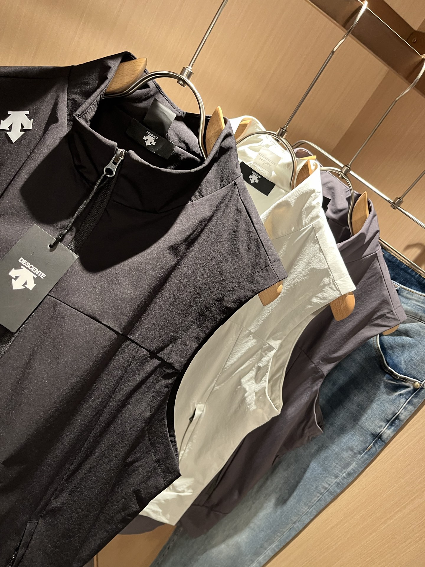 迪桑特DESCENTE，⚠️双面穿，2025秋冬新款男女同款马甲，自1935年荣耀至今的专业运动品牌。8