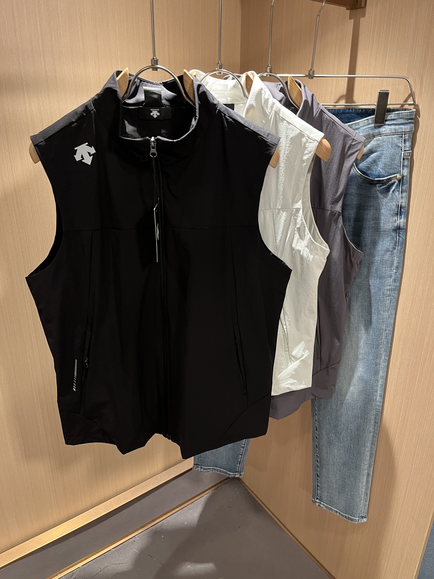 迪桑特DESCENTE，⚠️双面穿，2025秋冬新款男女同款马甲，自1935年荣耀至今的专业运动品牌。8