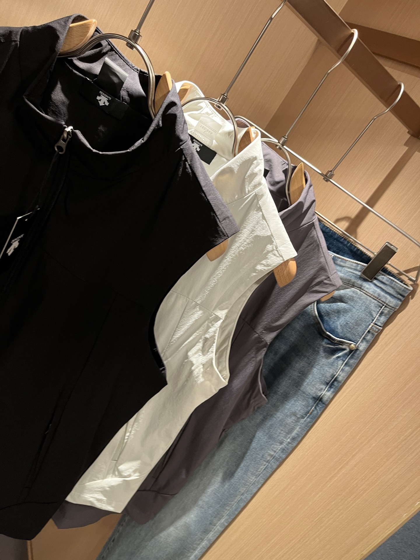 迪桑特DESCENTE，⚠️双面穿，2025秋冬新款男女同款马甲，自1935年荣耀至今的专业运动品牌。8