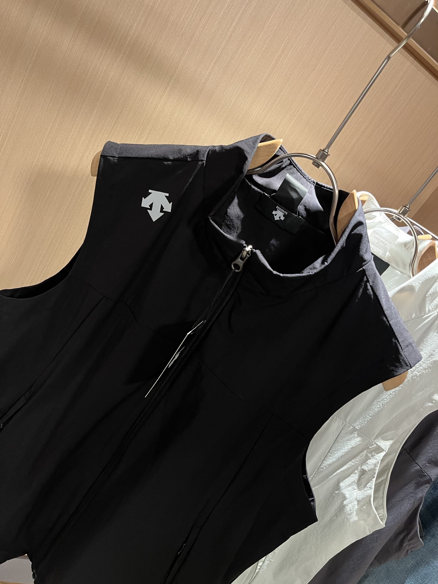 迪桑特DESCENTE，⚠️双面穿，2025秋冬新款男女同款马甲，自1935年荣耀至今的专业运动品牌。8