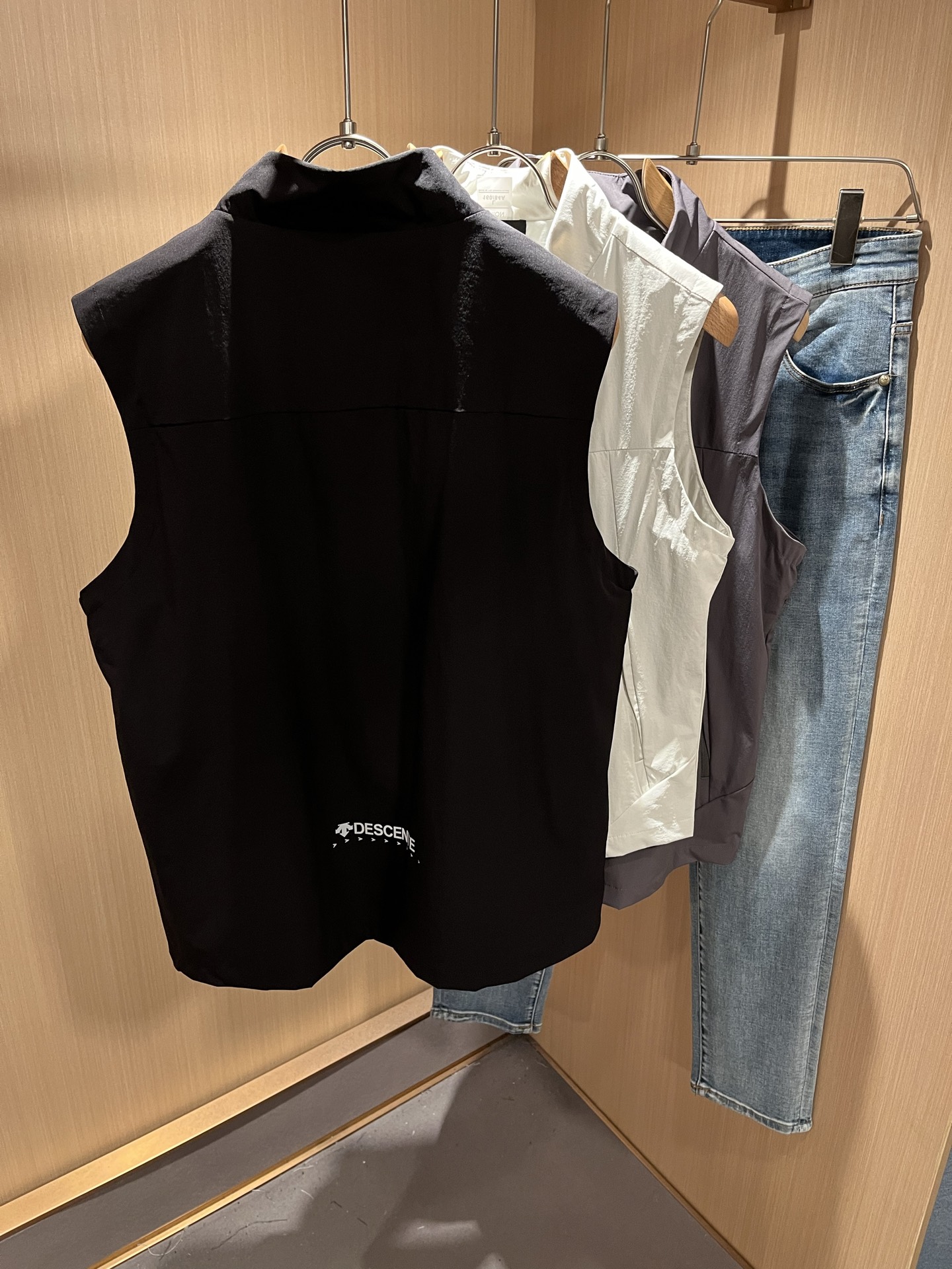 迪桑特DESCENTE，⚠️双面穿，2025秋冬新款男女同款马甲，自1935年荣耀至今的专业运动品牌。8