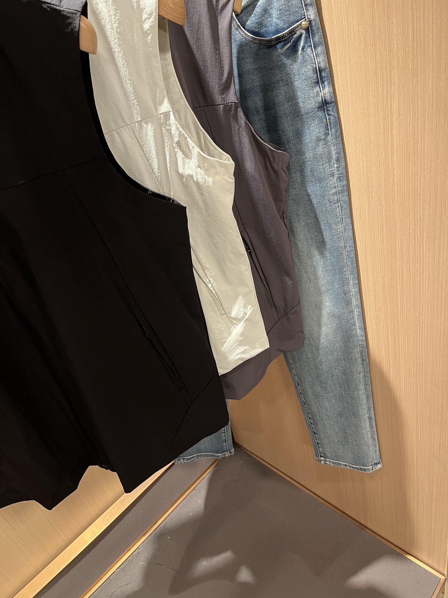 迪桑特DESCENTE，⚠️双面穿，2025秋冬新款男女同款马甲，自1935年荣耀至今的专业运动品牌。8