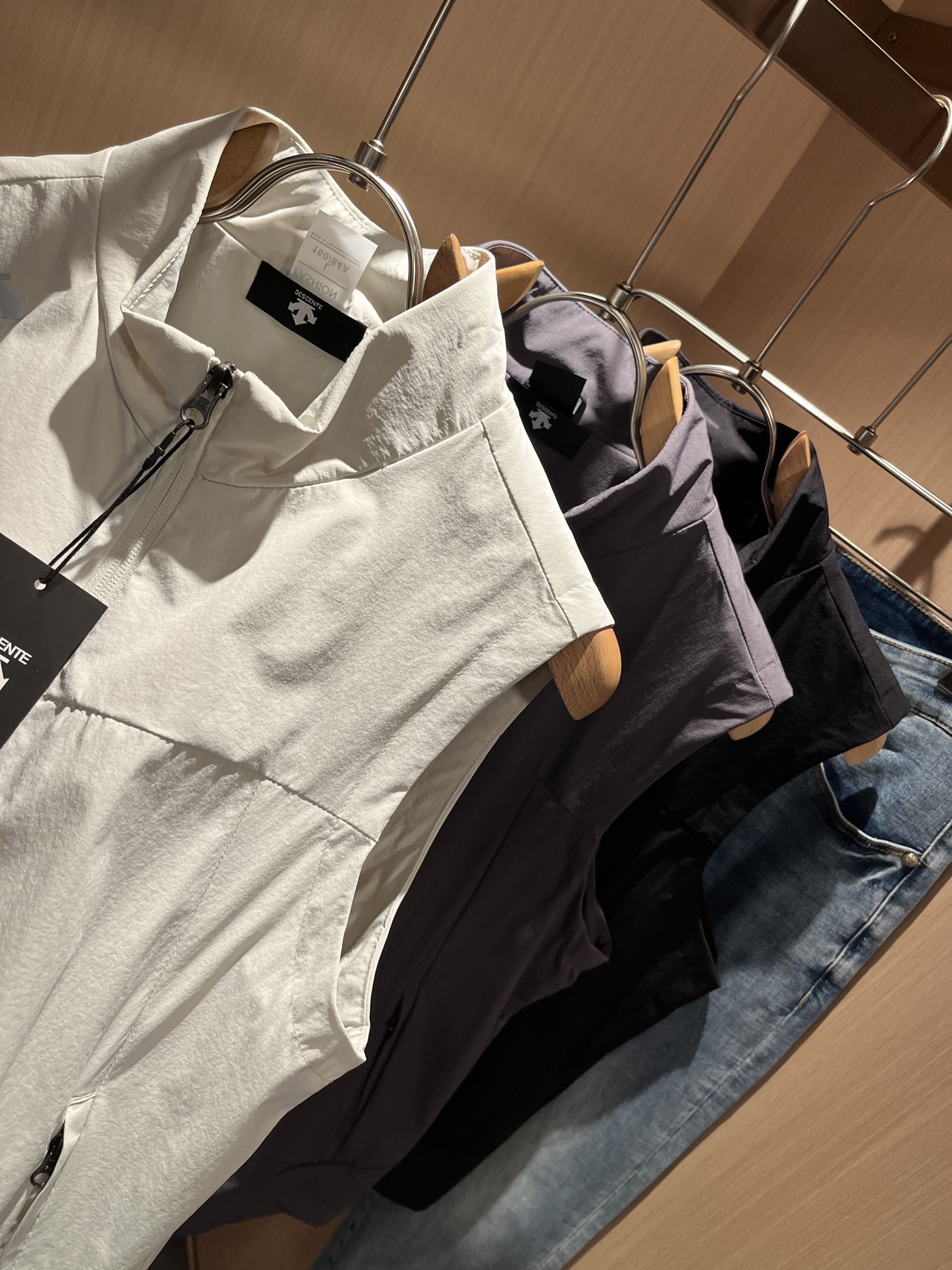 迪桑特DESCENTE，⚠️双面穿，2025秋冬新款男女同款马甲，自1935年荣耀至今的专业运动品牌。8