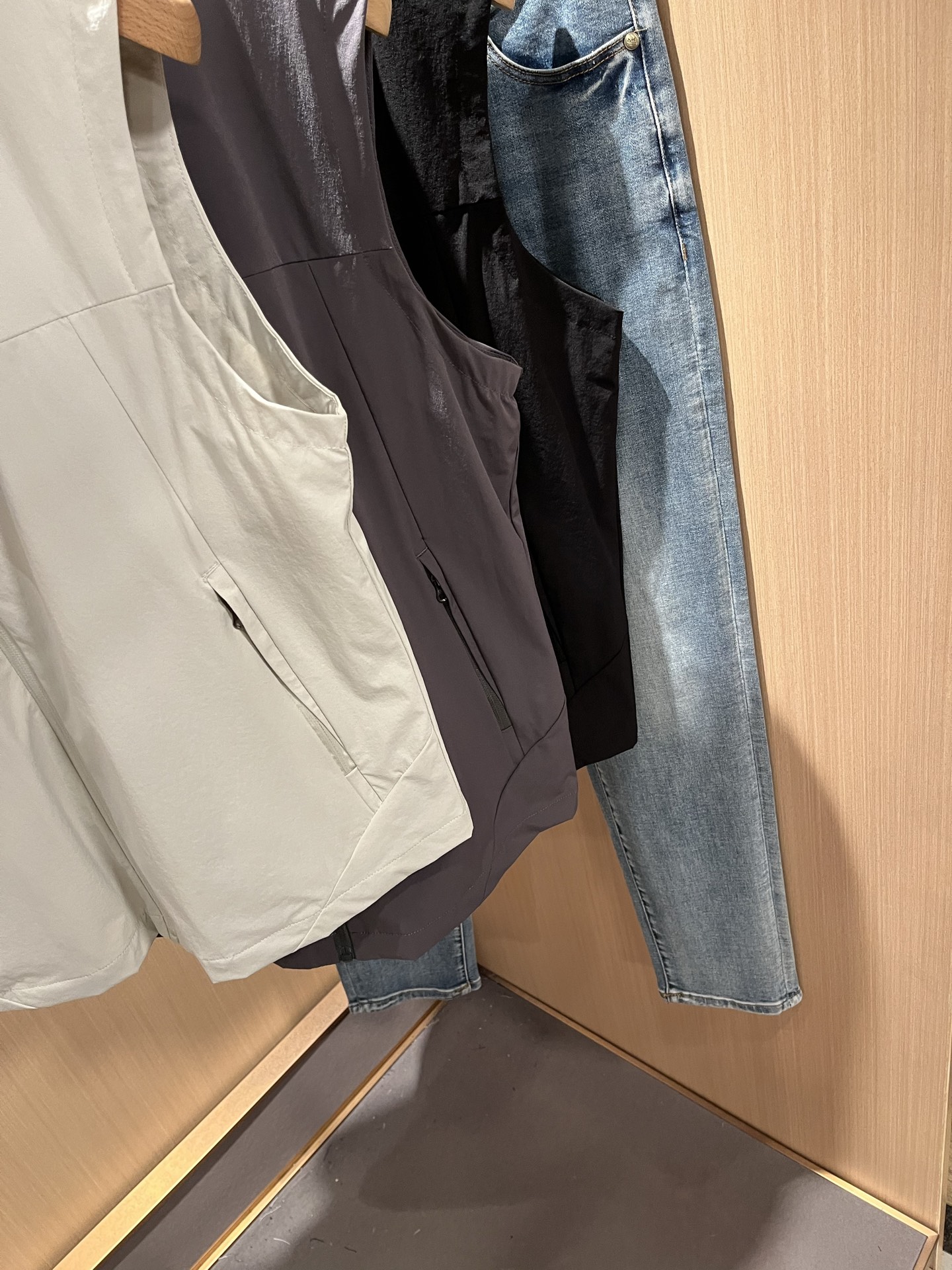 迪桑特DESCENTE，⚠️双面穿，2025秋冬新款男女同款马甲，自1935年荣耀至今的专业运动品牌。8