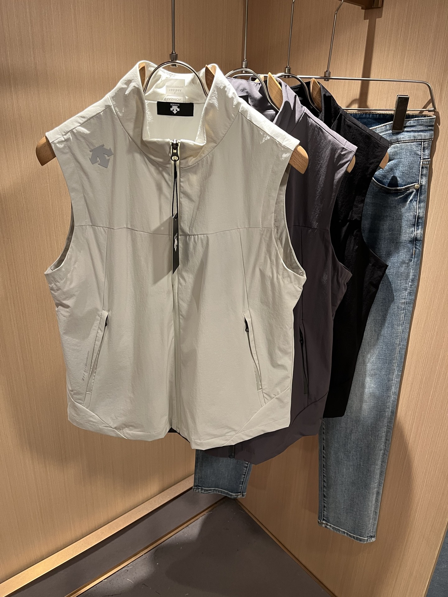 NO:521007,DESCENTE, double-sided wear, new styles for men and women in autumn and winter, a professional sports brand that has been honored since 1935. For more than 80 years, it has always adhered to the 'Design That Moves' with the spirit of design-driven sports, integrating innovative technology with design aesthetics, and creating high-quality sports equipment in multiple professional fields such as skiing, golf, and triathlon!  The latest design elements of the brand!  Neither monotonous nor complicated, it shows taste just right!  Customer-supplied top-level logo pressing design!  Customized original polyester fabric!  Comfortable and breathable are no problem at all. The unique high luxury of the fabric presents a simple and elegant temperament!  Full three-dimensional! Standard cutting design!  Every detail is a synchronized with high-end fashion. Size: M-3XL, alexander wang19860909迪桑特DESCENTE,双面穿,秋冬新款男女同款马甲,自1935年荣耀至今的专业运动品牌.80余年来,始终坚持“Design That Moves” 以设计驱动运动的精神,将创新科技与设计美学相融合,在滑雪、高尔夫、铁人三项等多个专业领域,打造高品质的运动装备！品牌最新设计元素！既不单调也不复杂,恰到好处的展现品味！客供顶级logo压胶设计！定制原版聚酯纤维面料！舒适透气根本不在话下,面料独具的高奢感呈现简约优雅气质！饱满立体!标准裁剪设计！每一处细节都是与高端时尚同步的体现.尺码:M-3XL,,alexander wang,Men's clothing