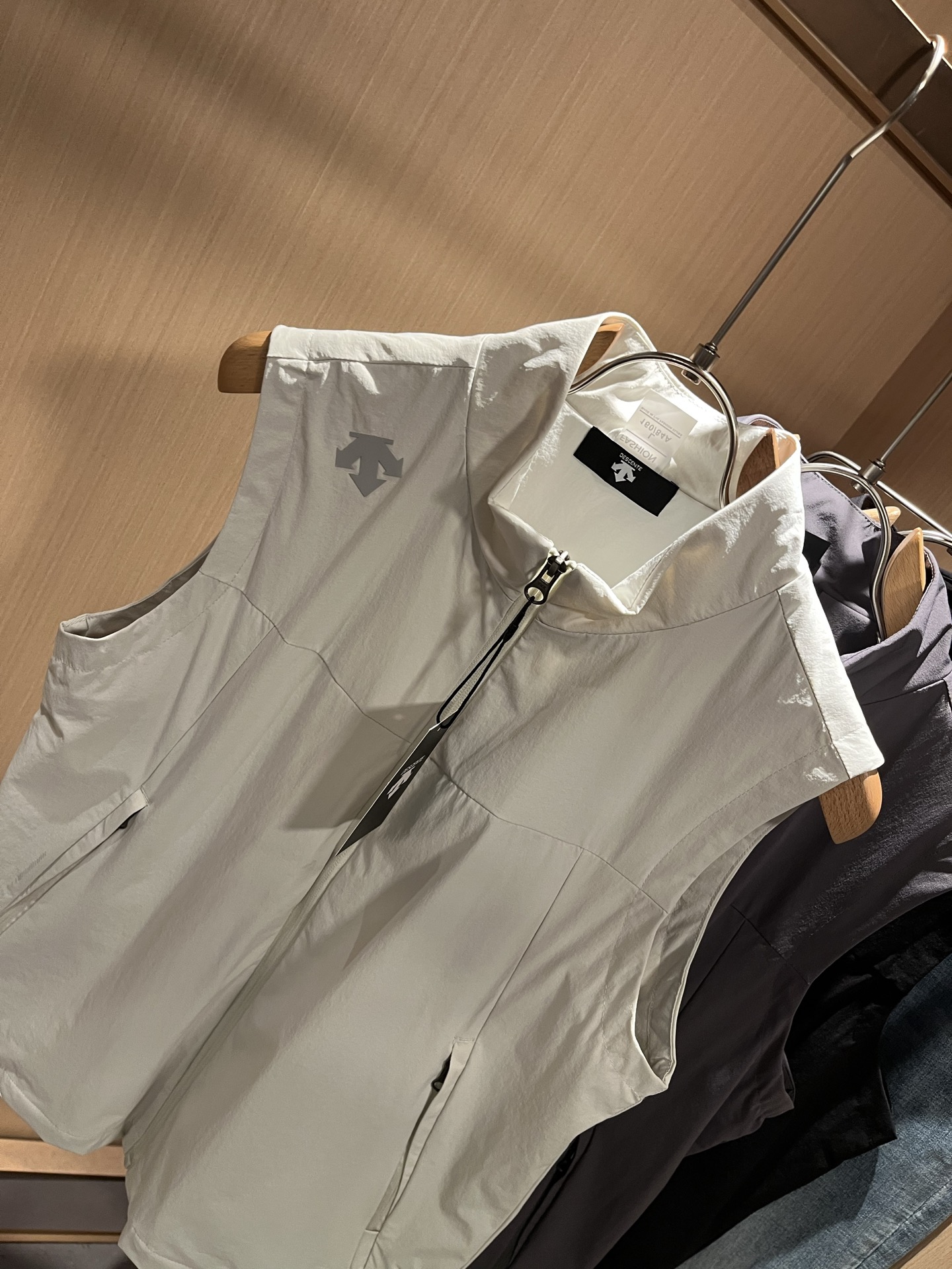 迪桑特DESCENTE，⚠️双面穿，2025秋冬新款男女同款马甲，自1935年荣耀至今的专业运动品牌。8