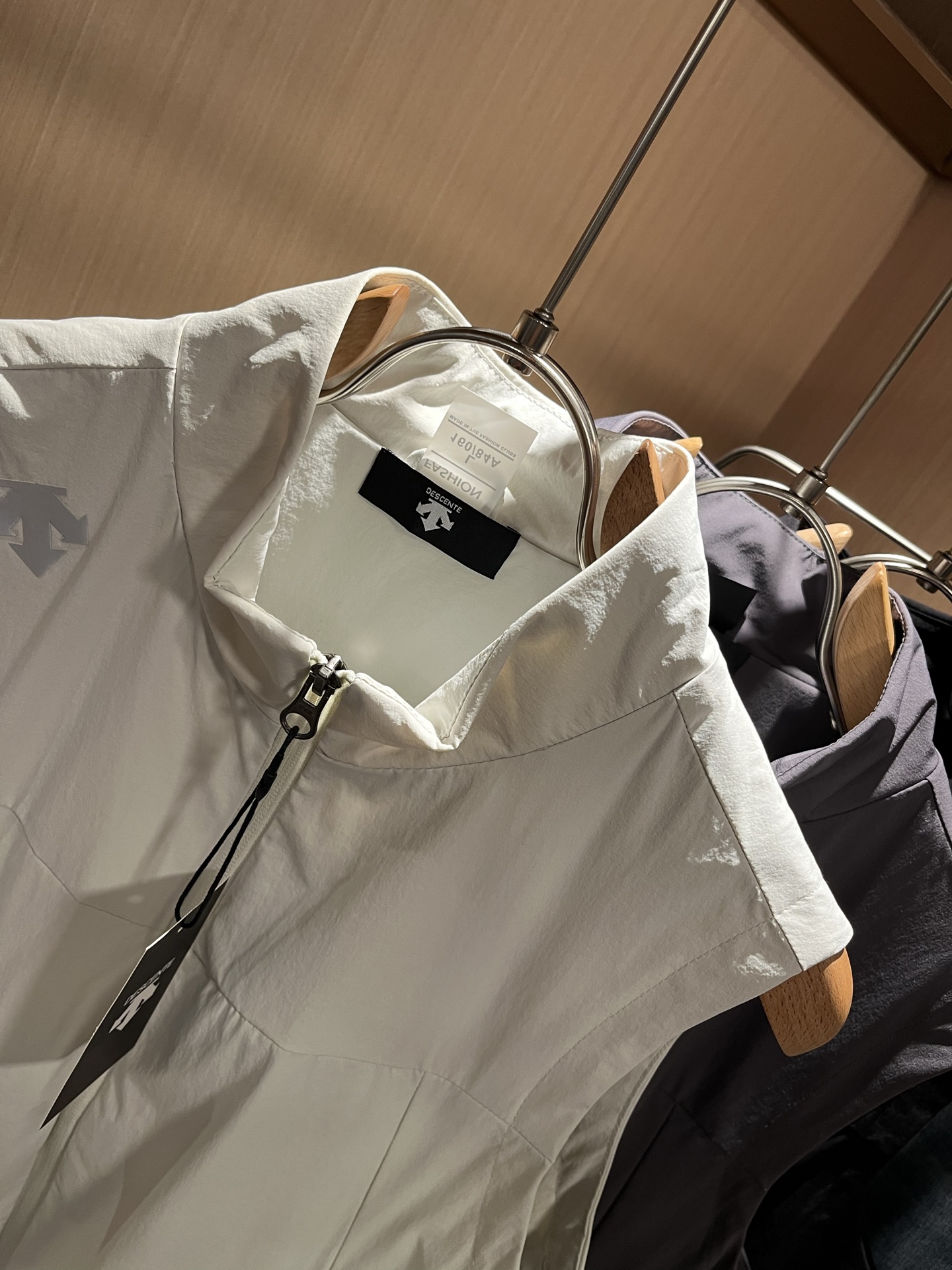 迪桑特DESCENTE，⚠️双面穿，2025秋冬新款男女同款马甲，自1935年荣耀至今的专业运动品牌。8