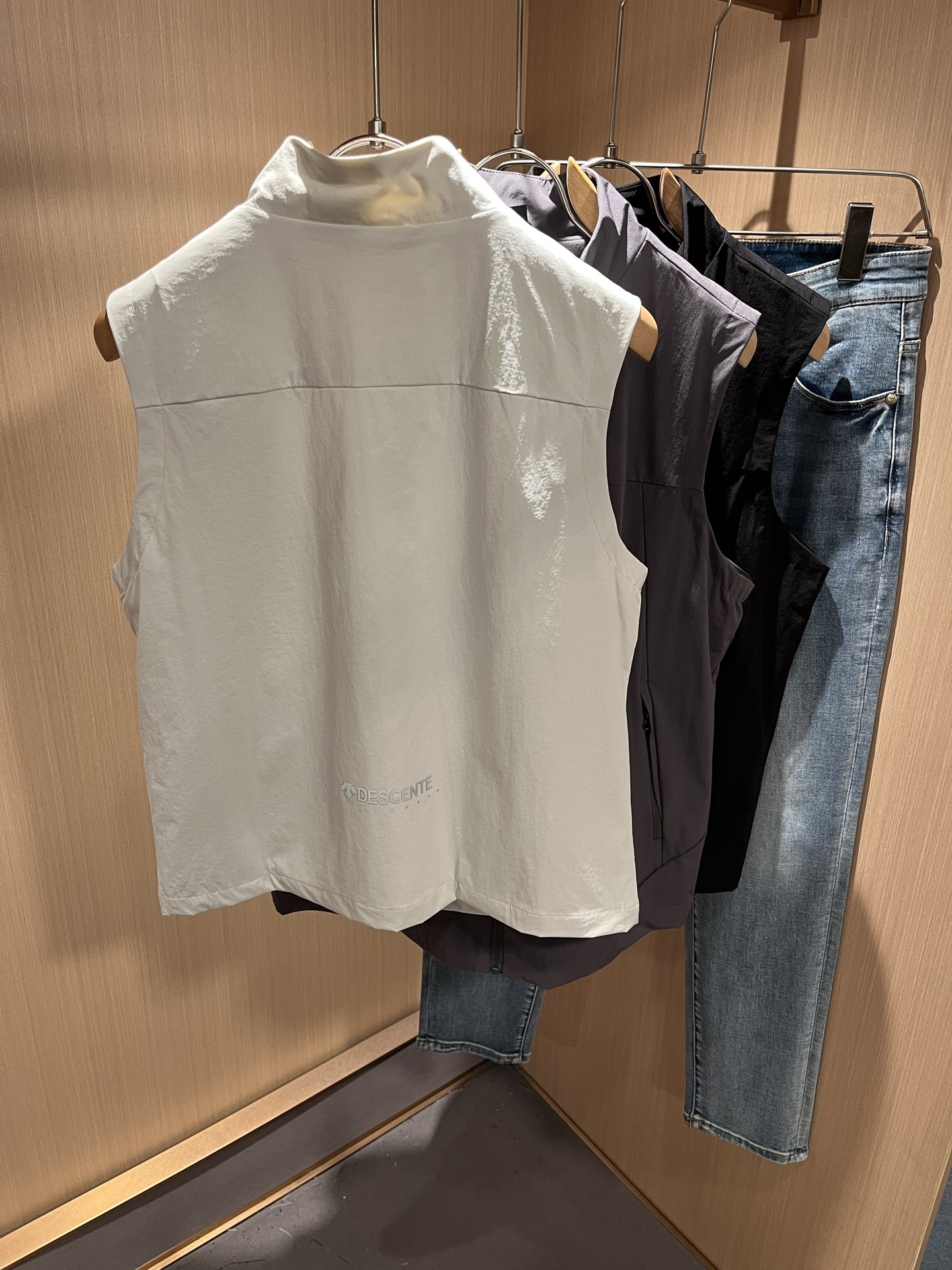 迪桑特DESCENTE，⚠️双面穿，2025秋冬新款男女同款马甲，自1935年荣耀至今的专业运动品牌。8