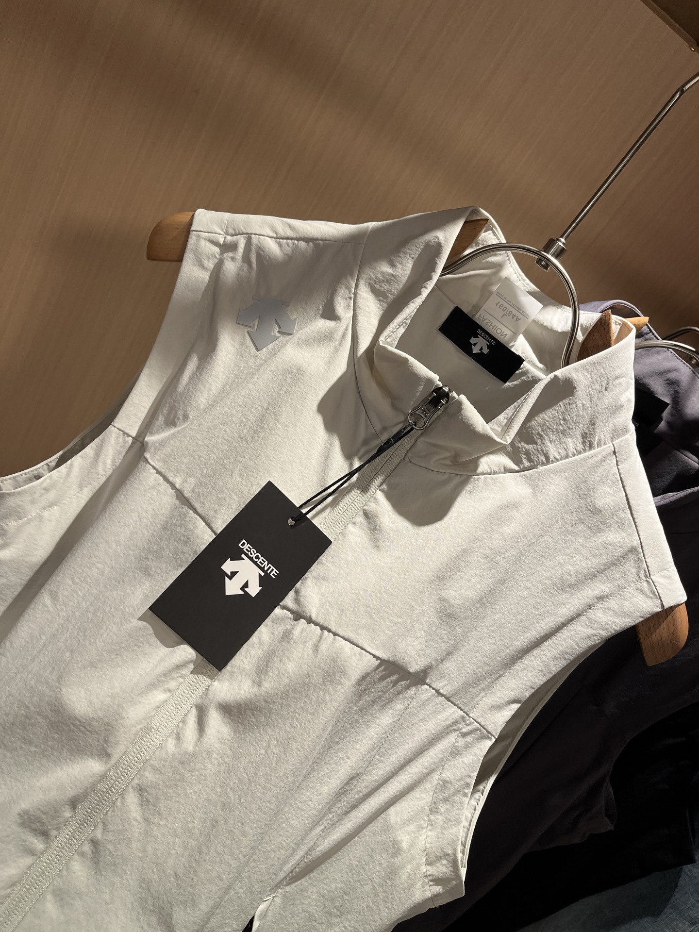 迪桑特DESCENTE，⚠️双面穿，2025秋冬新款男女同款马甲，自1935年荣耀至今的专业运动品牌。8