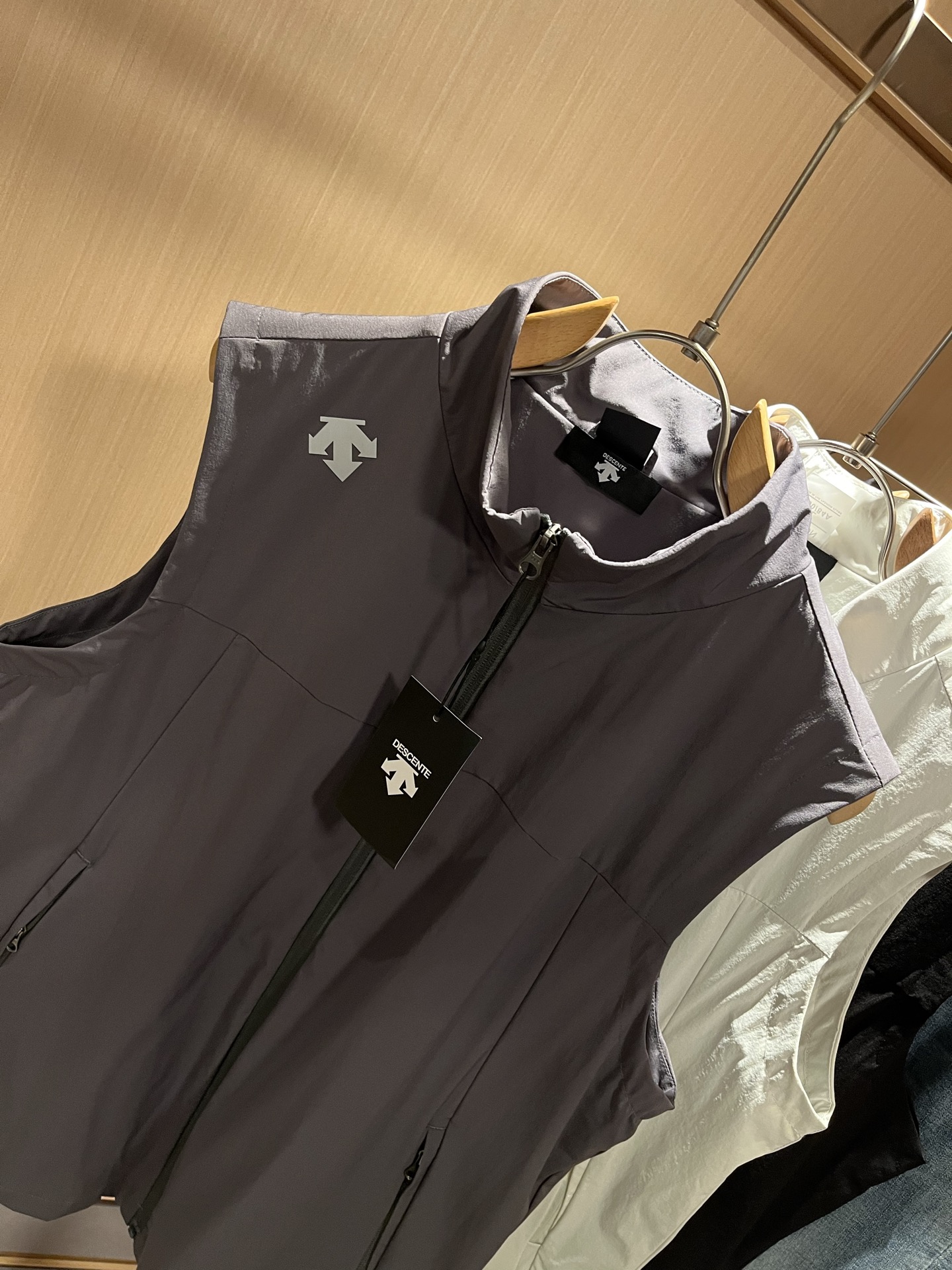 迪桑特DESCENTE，⚠️双面穿，2025秋冬新款男女同款马甲，自1935年荣耀至今的专业运动品牌。8