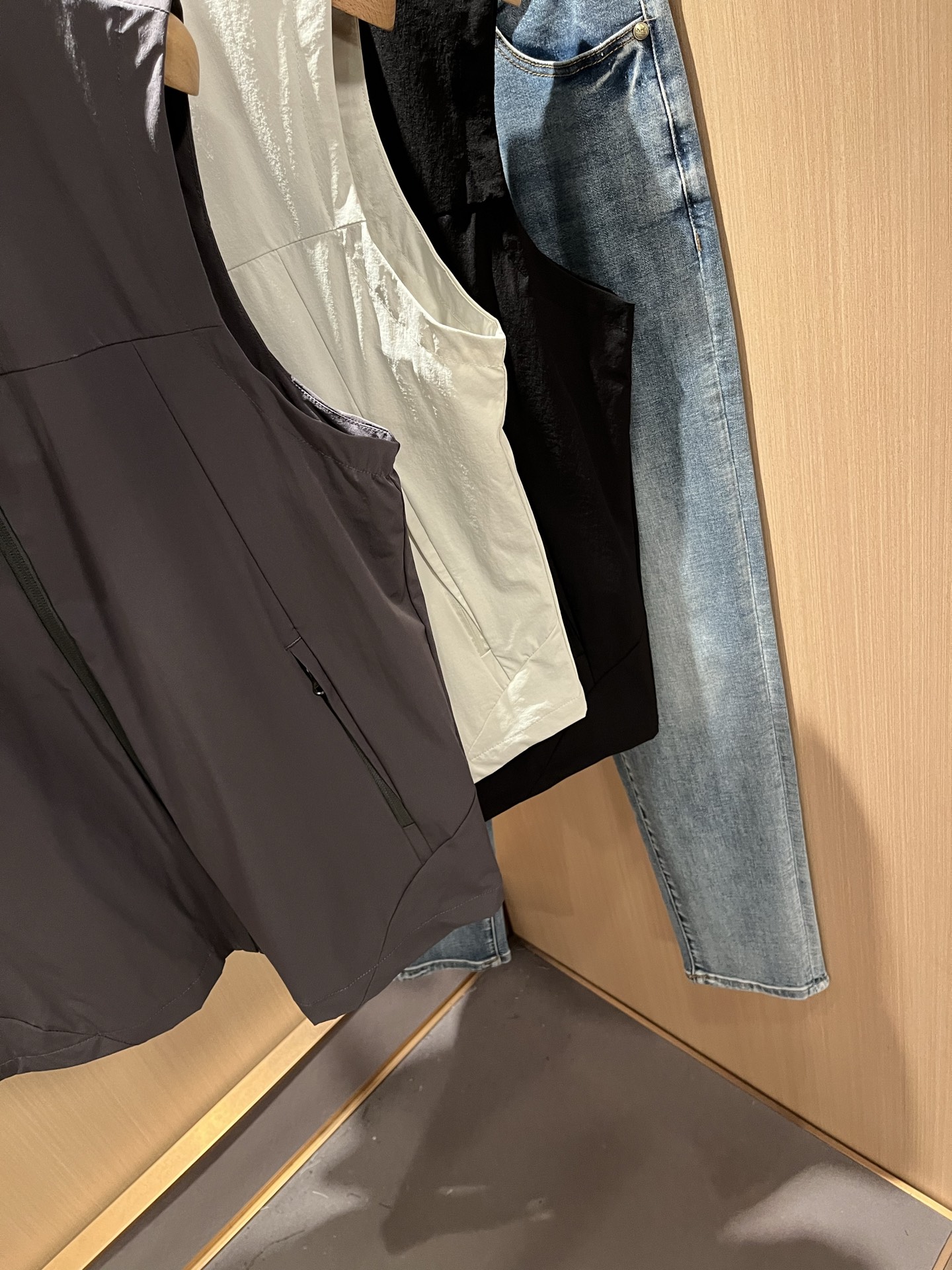 迪桑特DESCENTE，⚠️双面穿，2025秋冬新款男女同款马甲，自1935年荣耀至今的专业运动品牌。8