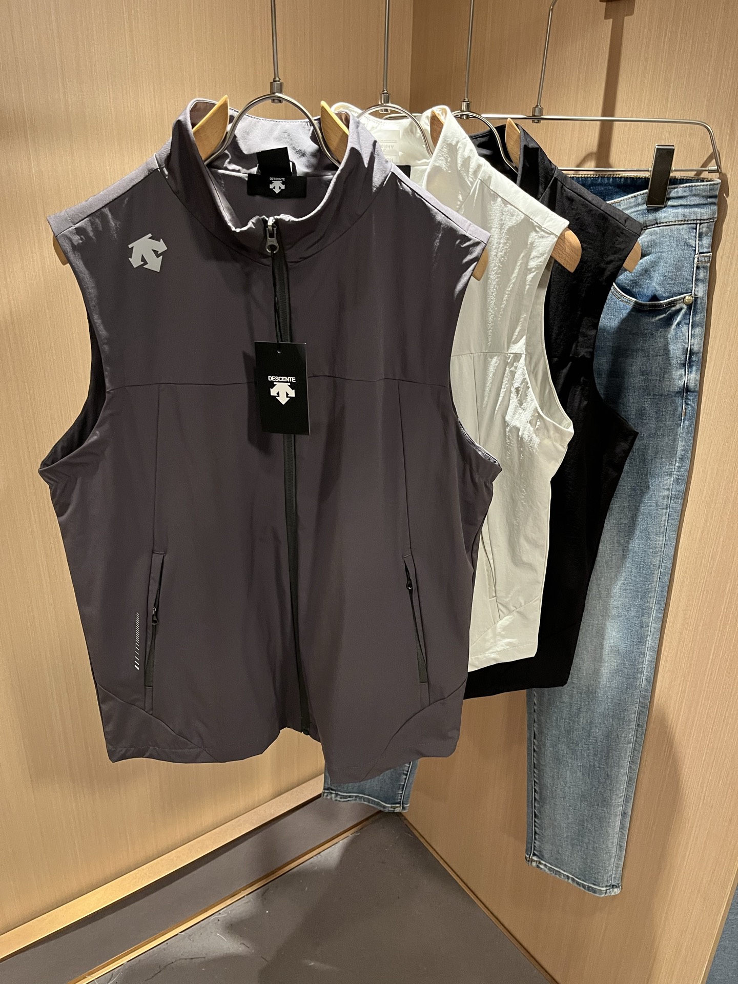 NO:519643,DESCENTE, double-sided wear, 2025 autumn and winter new men and women vests, a professional sports brand since 1935. For more than 80 years, it has always adhered to the 'Design That Moves' with the spirit of design-driven sports, integrating innovative technology with design aesthetics, and creating high-quality sports equipment in multiple professional fields such as skiing, golf, and triathlon!  The latest design elements of the brand!  Neither monotonous nor complicated, it shows taste just right!  Customer-supplied top-level logo pressing design!  Customized original polyester fabric!  Comfortable and breathable are no problem at all. The unique high luxury of the fabric presents a simple and elegant temperament!  Full three-dimensional! Standard cutting design!  Every detail is a synchronized with high-end fashion. Size: M-3XL, alexander wang19860909迪桑特DESCENTE,双面穿,2025秋冬新款男女同款马甲,自1935年荣耀至今的专业运动品牌.80余年来,始终坚持“Design That Moves” 以设计驱动运动的精神,将创新科技与设计美学相融合,在滑雪、高尔夫、铁人三项等多个专业领域,打造高品质的运动装备！品牌最新设计元素！既不单调也不复杂,恰到好处的展现品味！客供顶级logo压胶设计！定制原版聚酯纤维面料！舒适透气根本不在话下,面料独具的高奢感呈现简约优雅气质！饱满立体!标准裁剪设计！每一处细节都是与高端时尚同步的体现.尺码:M-3XL,,alexander wang,Men's clothing