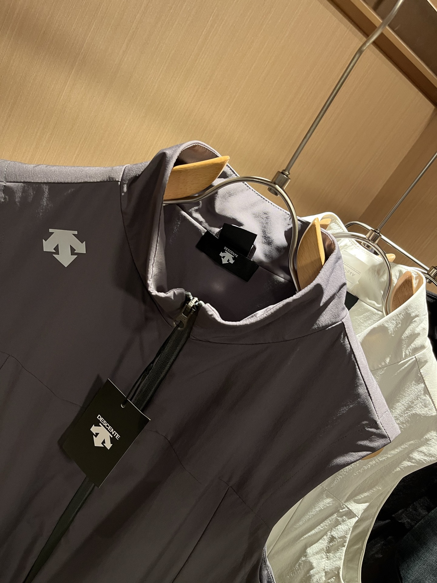 迪桑特DESCENTE，⚠️双面穿，2025秋冬新款男女同款马甲，自1935年荣耀至今的专业运动品牌。8