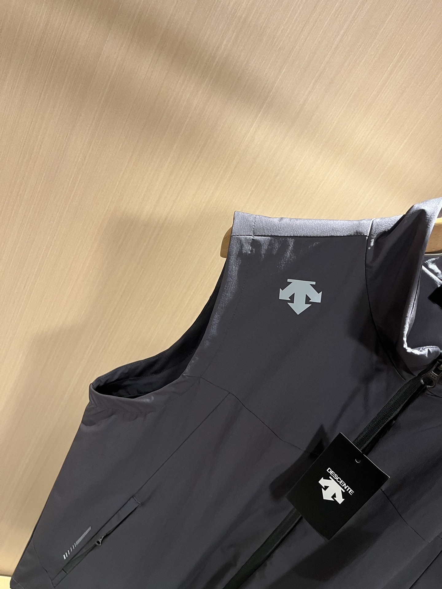 迪桑特DESCENTE，⚠️双面穿，2025秋冬新款男女同款马甲，自1935年荣耀至今的专业运动品牌。8