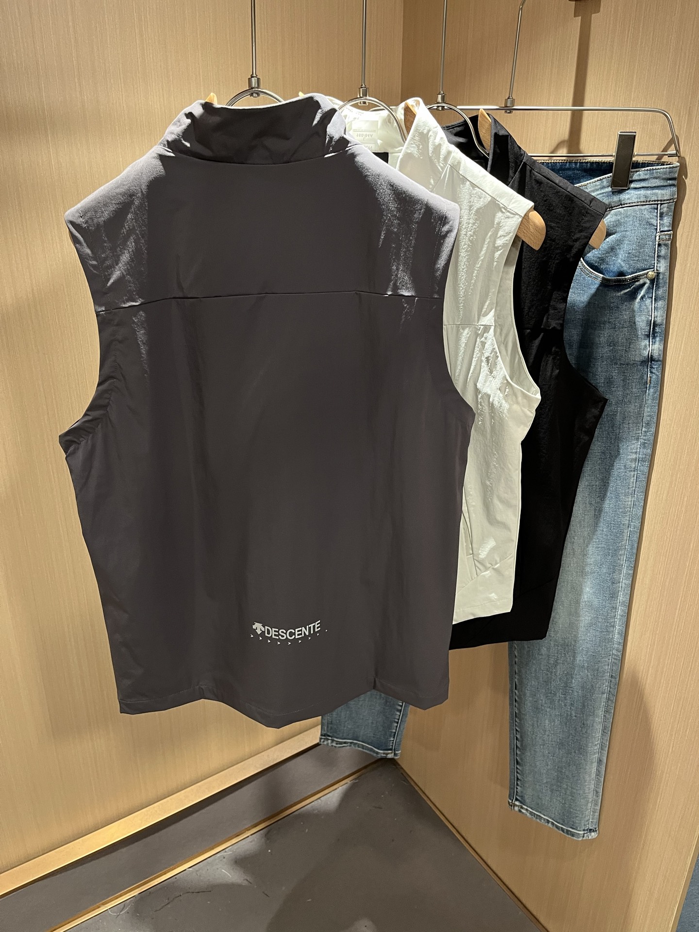 迪桑特DESCENTE，⚠️双面穿，2025秋冬新款男女同款马甲，自1935年荣耀至今的专业运动品牌。8