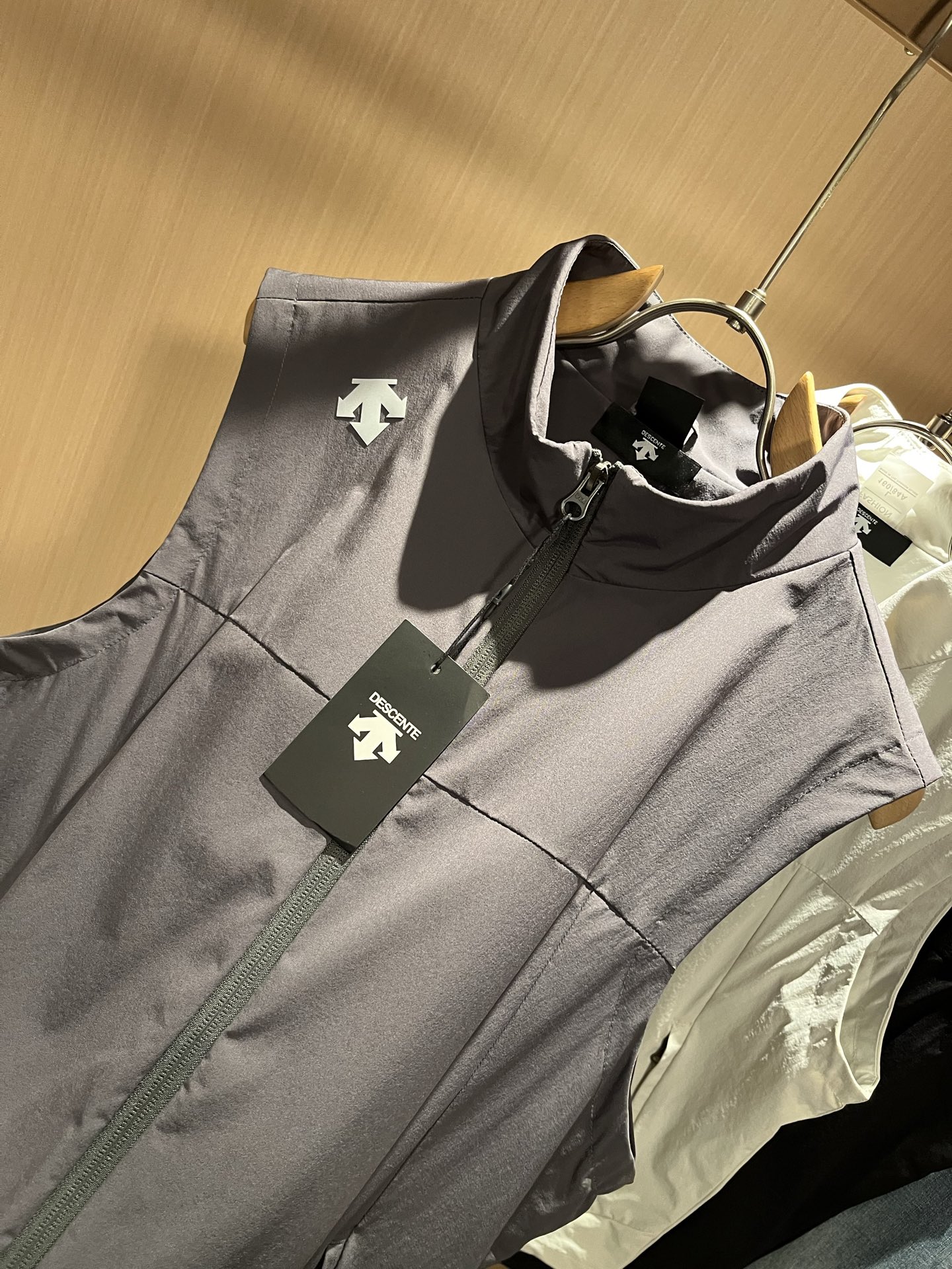 迪桑特DESCENTE，⚠️双面穿，2025秋冬新款男女同款马甲，自1935年荣耀至今的专业运动品牌。8