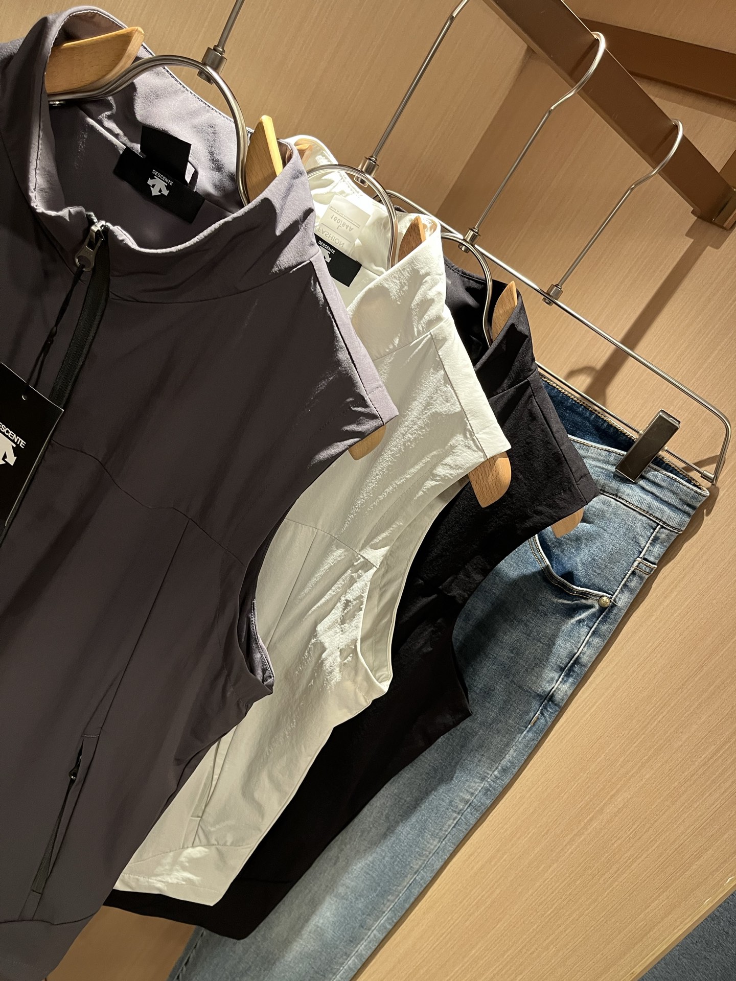 迪桑特DESCENTE，⚠️双面穿，2025秋冬新款男女同款马甲，自1935年荣耀至今的专业运动品牌。8