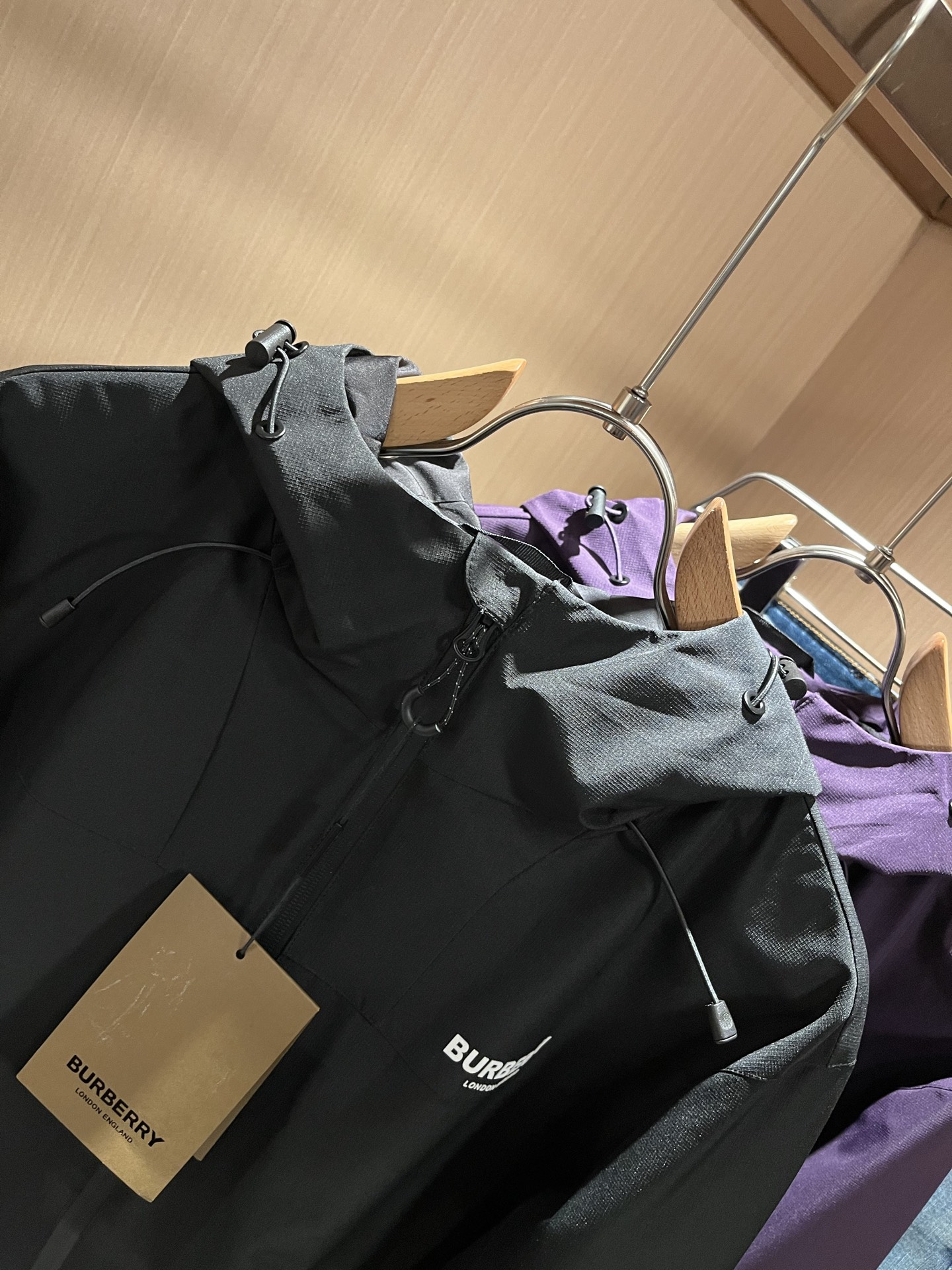 BURBER*Y巴*莉2025秋冬新品夹克外套重磅来袭，最近比较火热的环保聚酯纤维记忆面料制作而成，高端