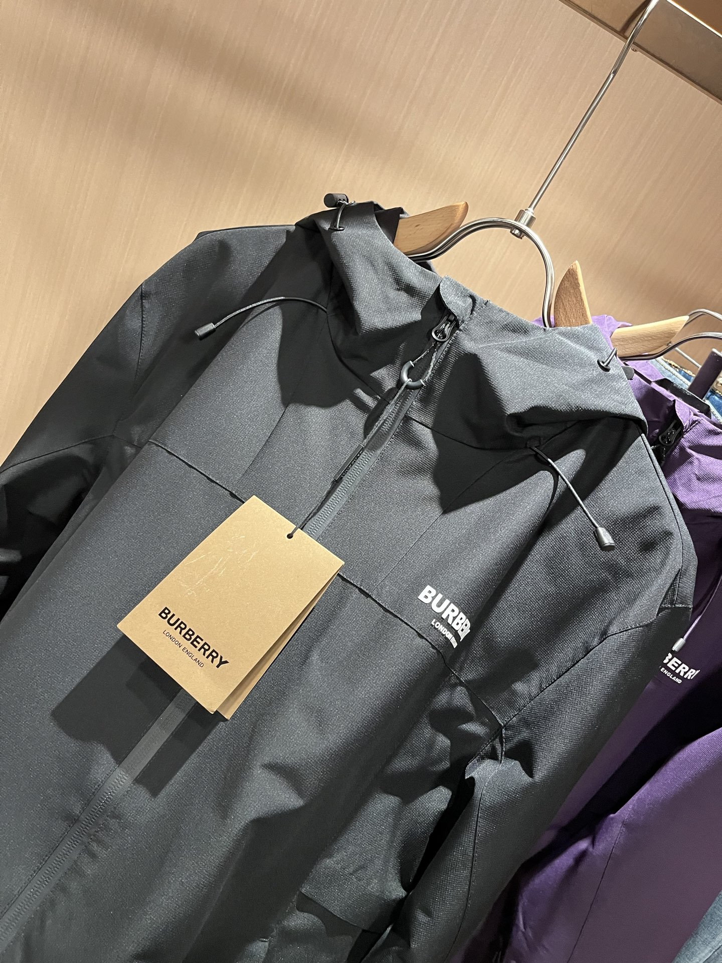 BURBER*Y巴*莉2025秋冬新品夹克外套重磅来袭，最近比较火热的环保聚酯纤维记忆面料制作而成，高端