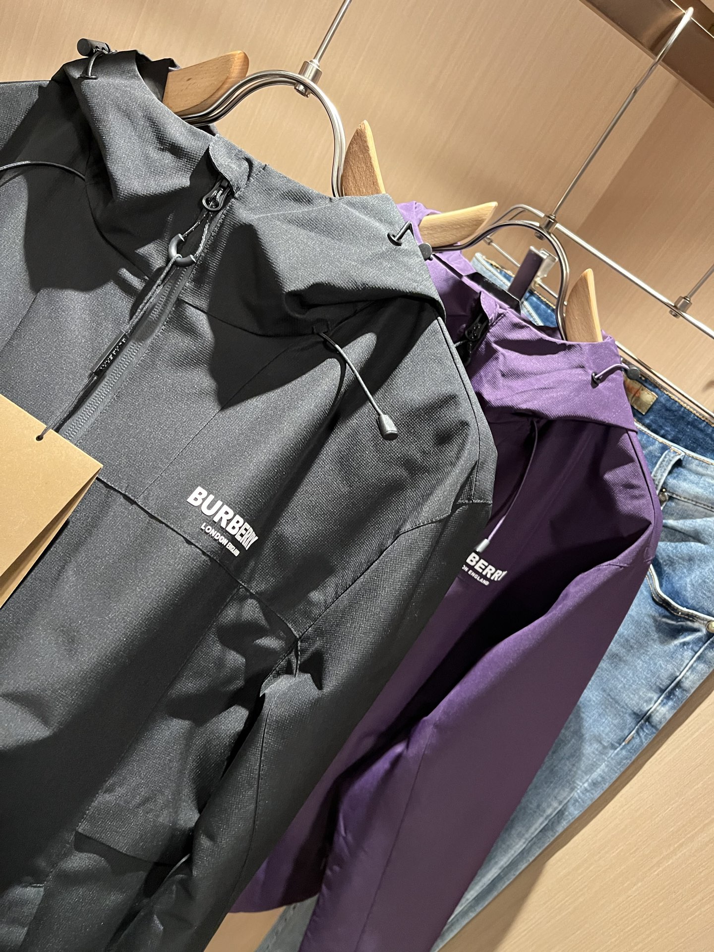 BURBER*Y巴*莉2025秋冬新品夹克外套重磅来袭，最近比较火热的环保聚酯纤维记忆面料制作而成，高端