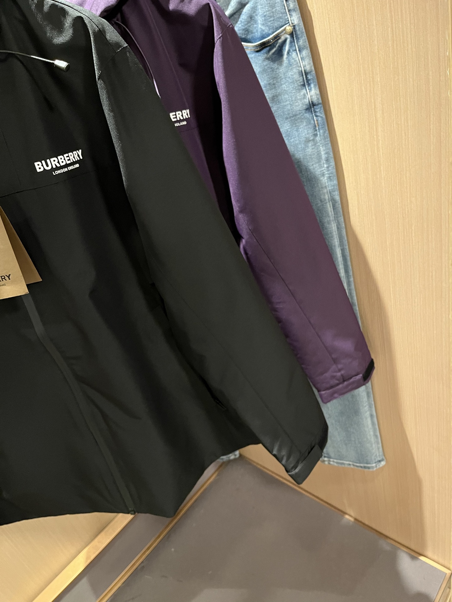 BURBER*Y巴*莉2025秋冬新品夹克外套重磅来袭，最近比较火热的环保聚酯纤维记忆面料制作而成，高端