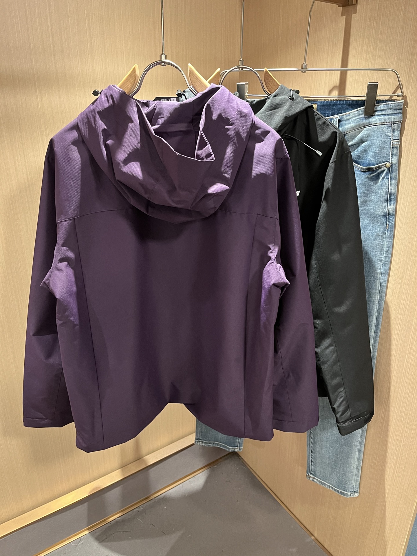 BURBER*Y巴*莉2025秋冬新品夹克外套重磅来袭，最近比较火热的环保聚酯纤维记忆面料制作而成，高端