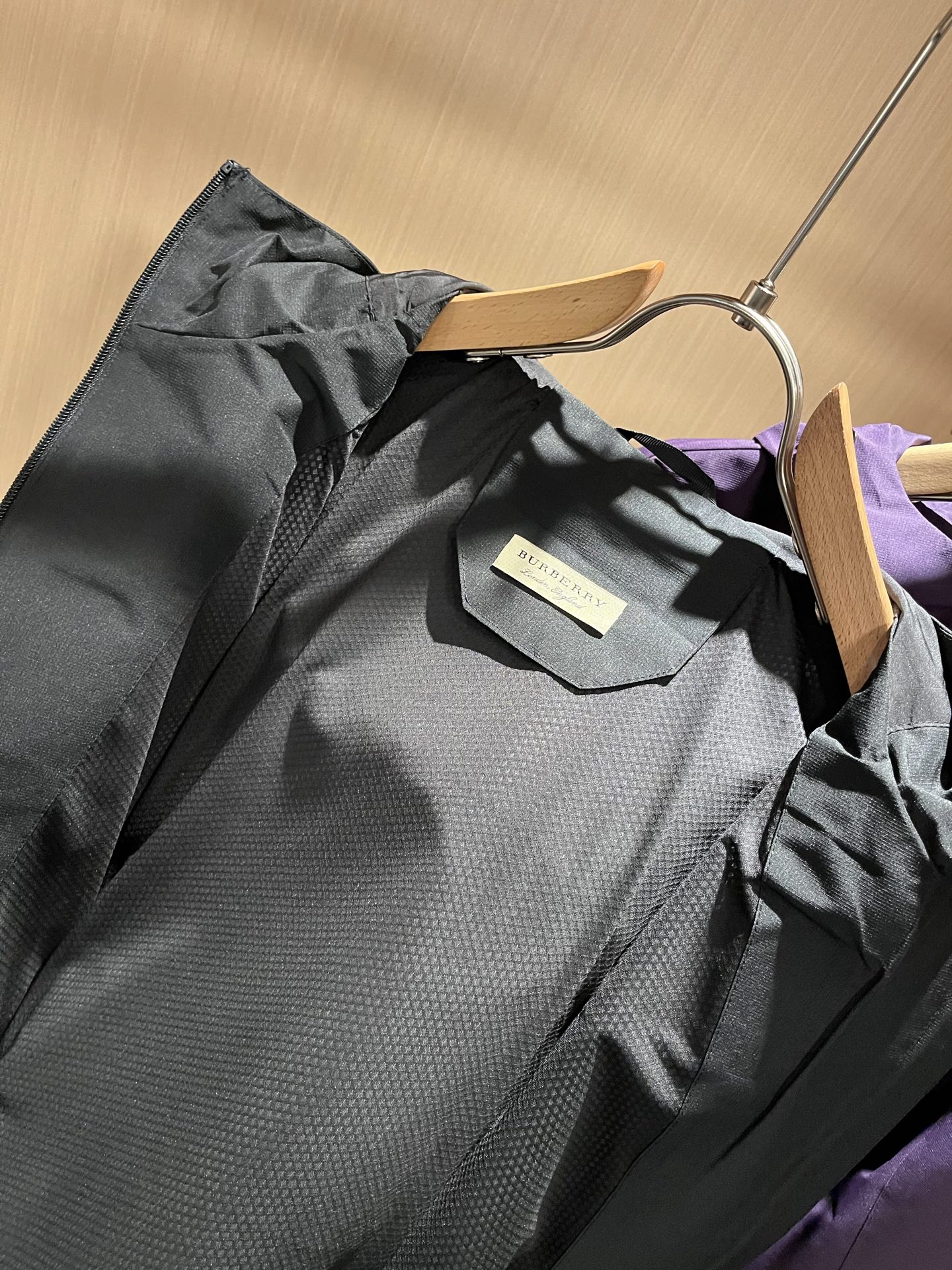 BURBER*Y巴*莉2025秋冬新品夹克外套重磅来袭，最近比较火热的环保聚酯纤维记忆面料制作而成，高端