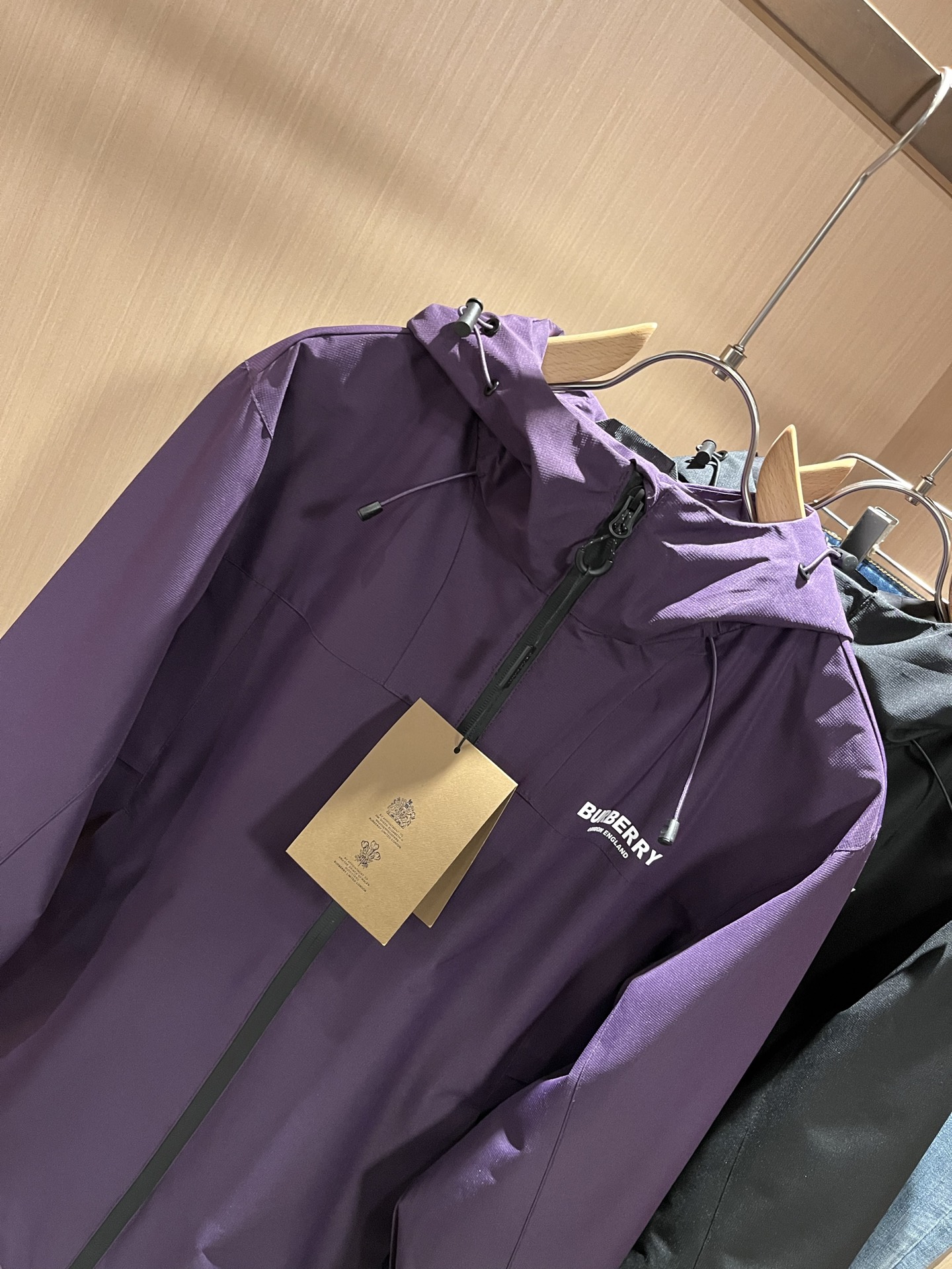 BURBER*Y巴*莉2025秋冬新品夹克外套重磅来袭，最近比较火热的环保聚酯纤维记忆面料制作而成，高端