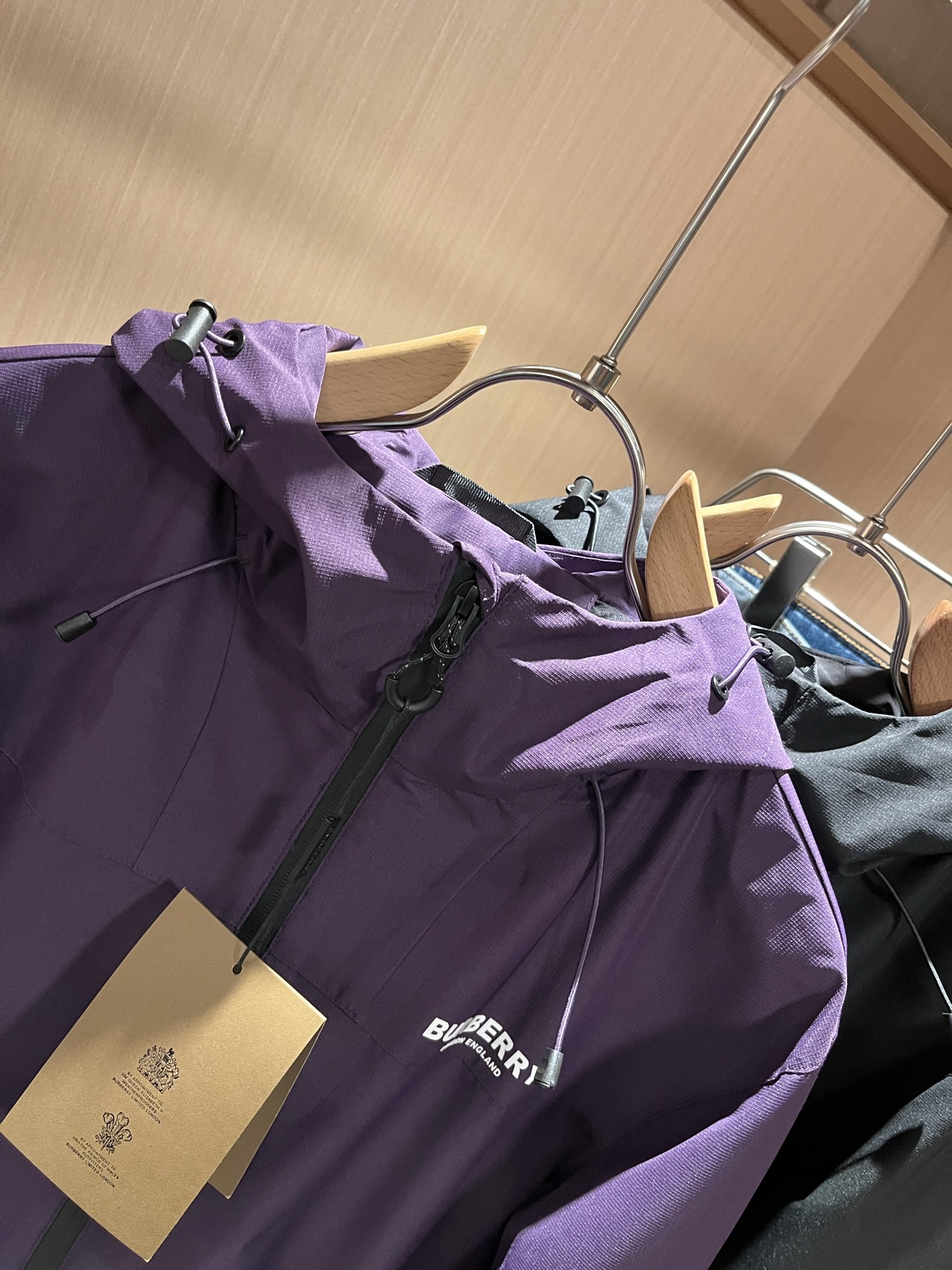 BURBER*Y巴*莉2025秋冬新品夹克外套重磅来袭，最近比较火热的环保聚酯纤维记忆面料制作而成，高端