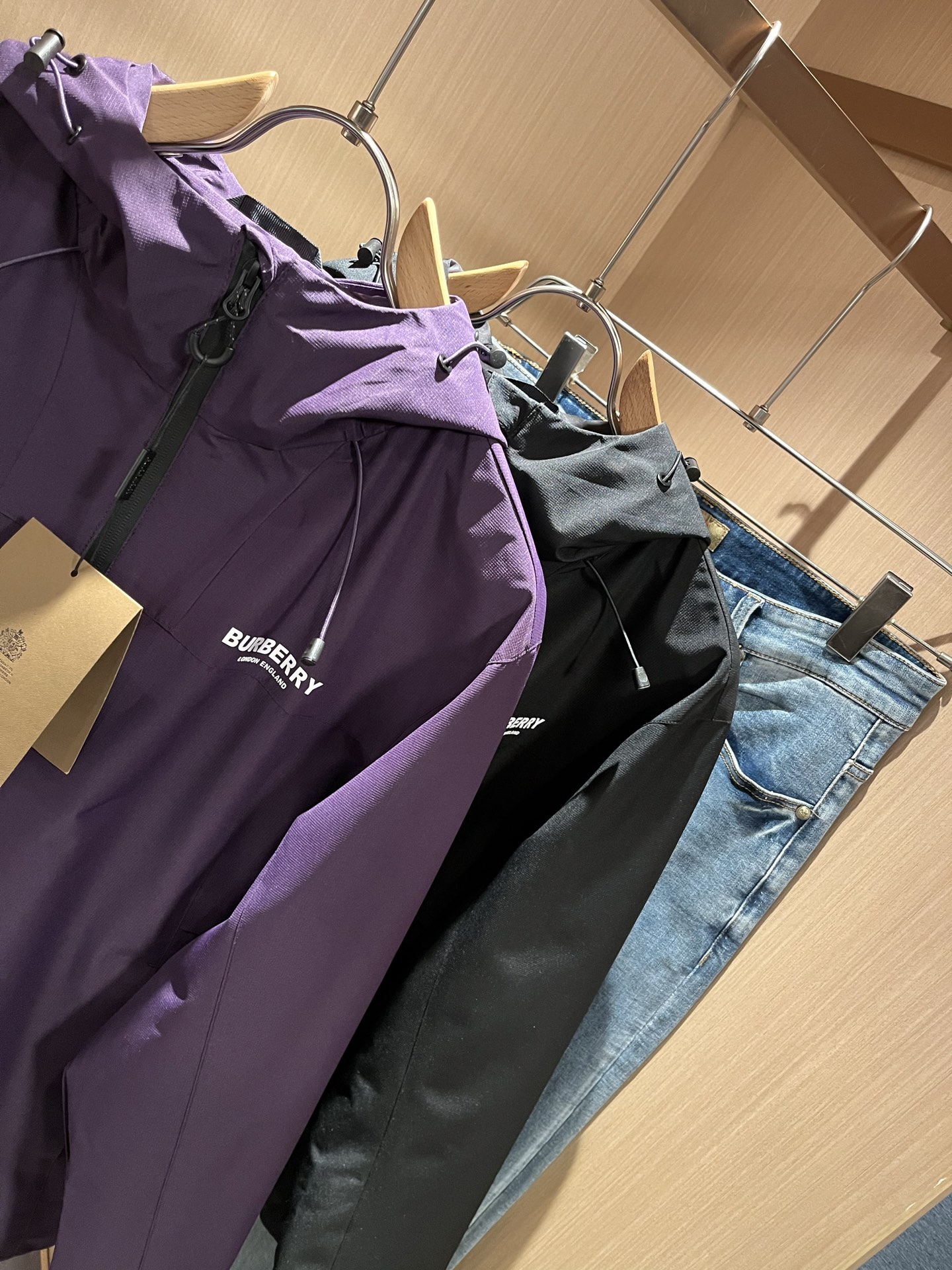 BURBER*Y巴*莉2025秋冬新品夹克外套重磅来袭，最近比较火热的环保聚酯纤维记忆面料制作而成，高端