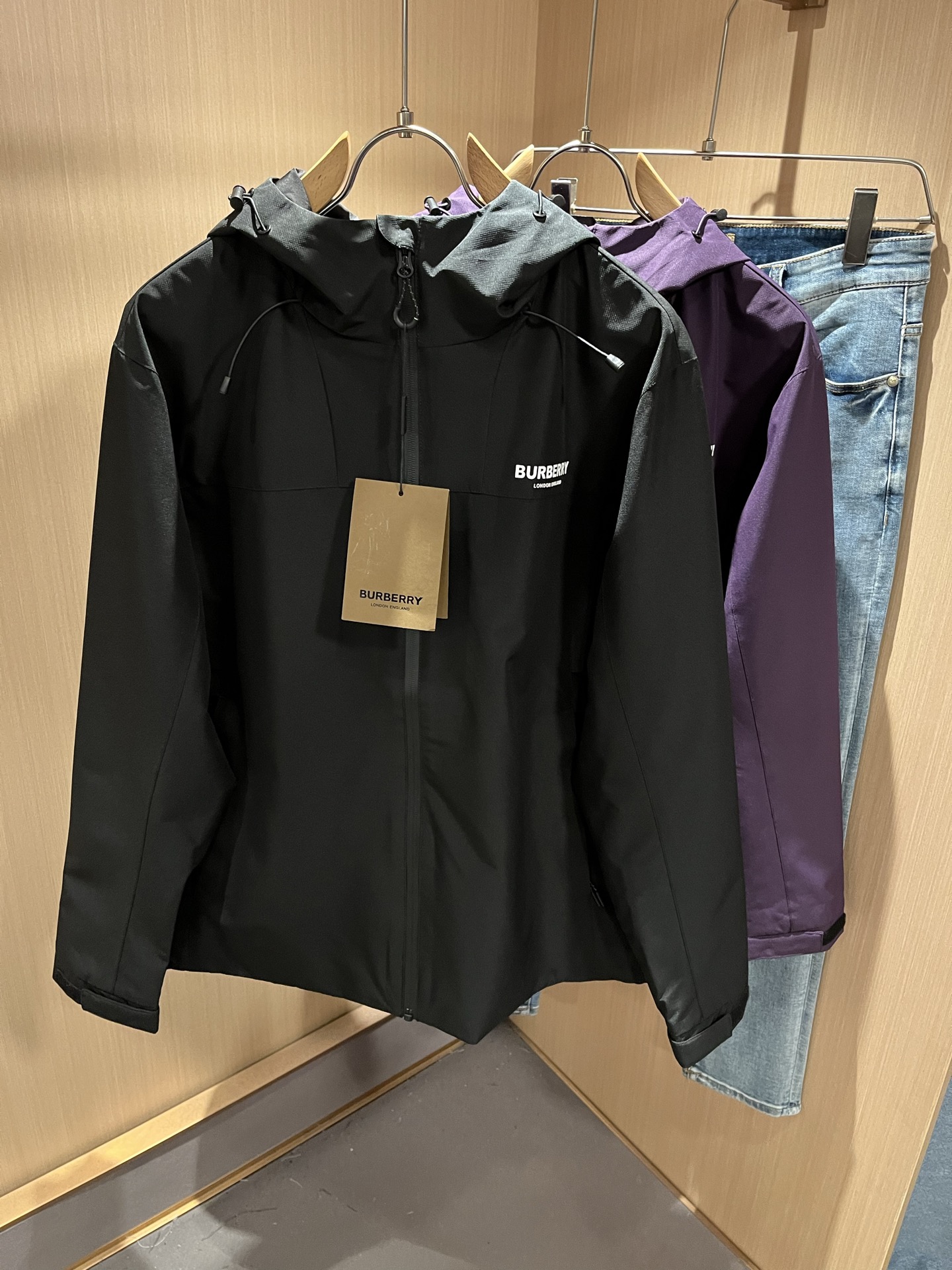 BURBER*Y巴*莉2025秋冬新品夹克外套重磅来袭，最近比较火热的环保聚酯纤维记忆面料制作而成，高端