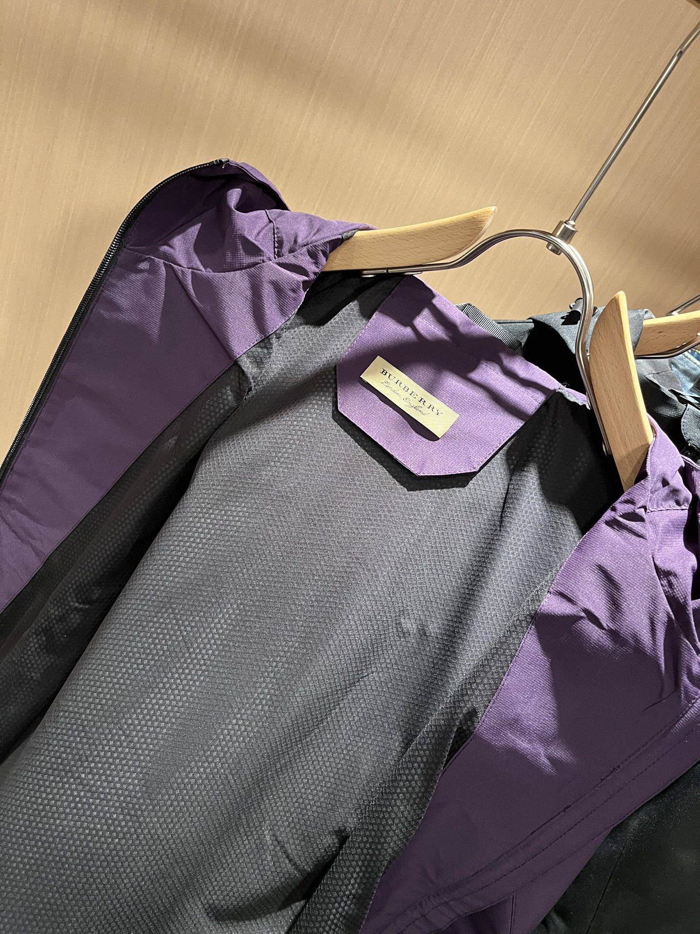 BURBER*Y巴*莉2025秋冬新品夹克外套重磅来袭，最近比较火热的环保聚酯纤维记忆面料制作而成，高端