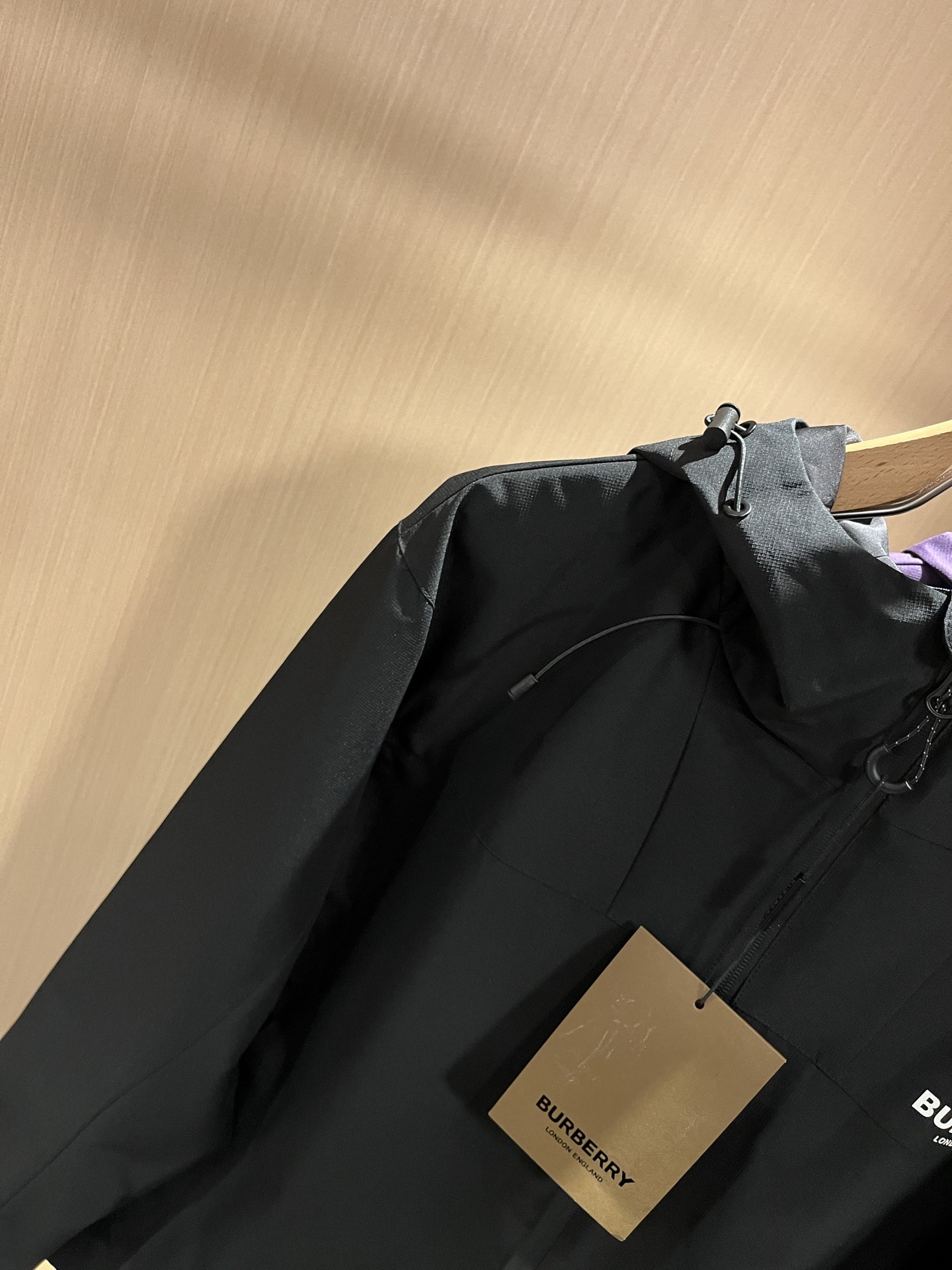 BURBER*Y巴*莉2025秋冬新品夹克外套重磅来袭，最近比较火热的环保聚酯纤维记忆面料制作而成，高端