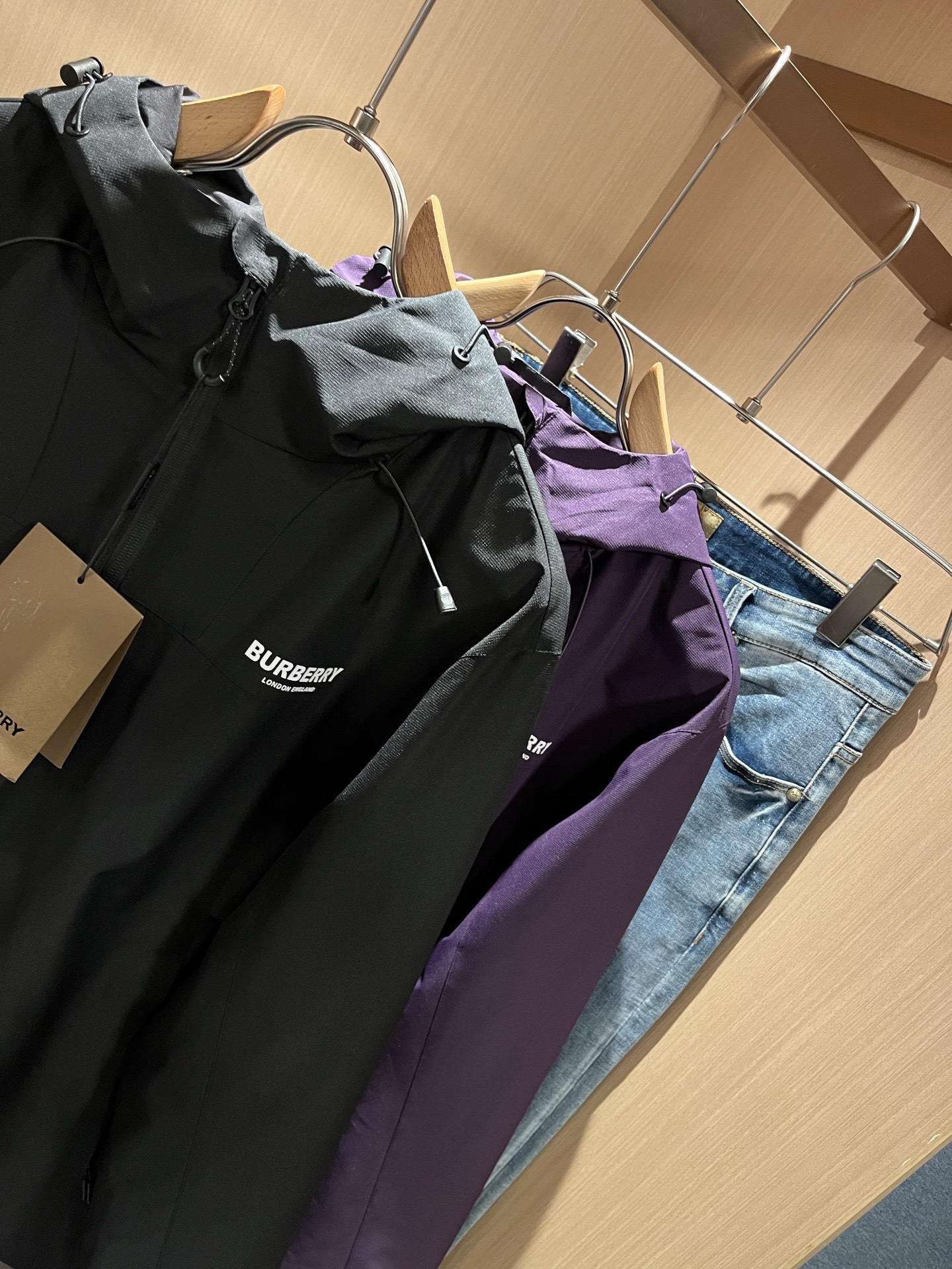 BURBER*Y巴*莉2025秋冬新品夹克外套重磅来袭，最近比较火热的环保聚酯纤维记忆面料制作而成，高端