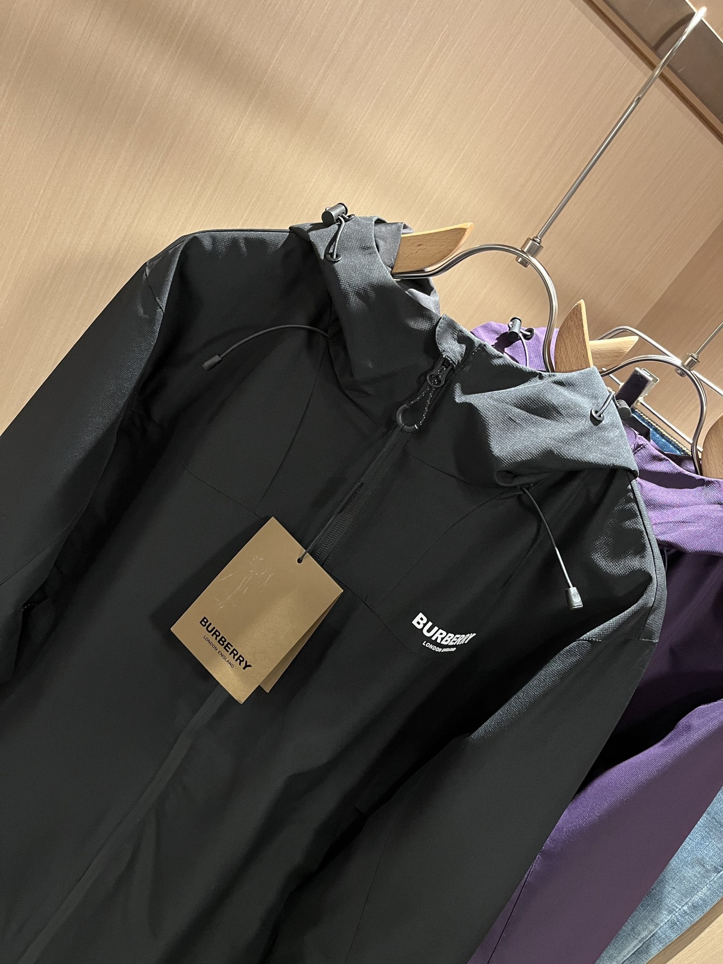 BURBER*Y巴*莉2025秋冬新品夹克外套重磅来袭，最近比较火热的环保聚酯纤维记忆面料制作而成，高端