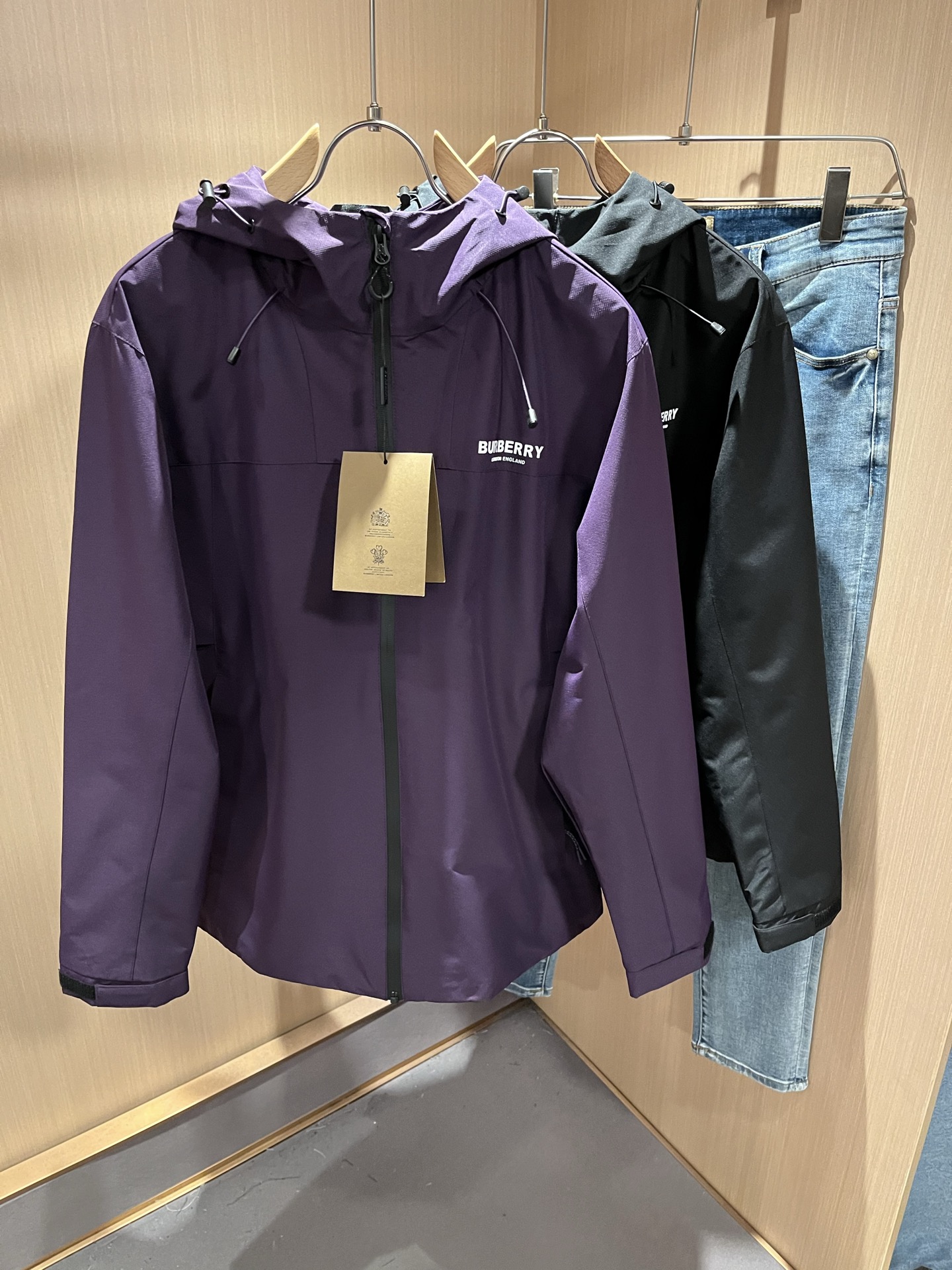 BURBER*Y巴*莉2025秋冬新品夹克外套重磅来袭，最近比较火热的环保聚酯纤维记忆面料制作而成，高端