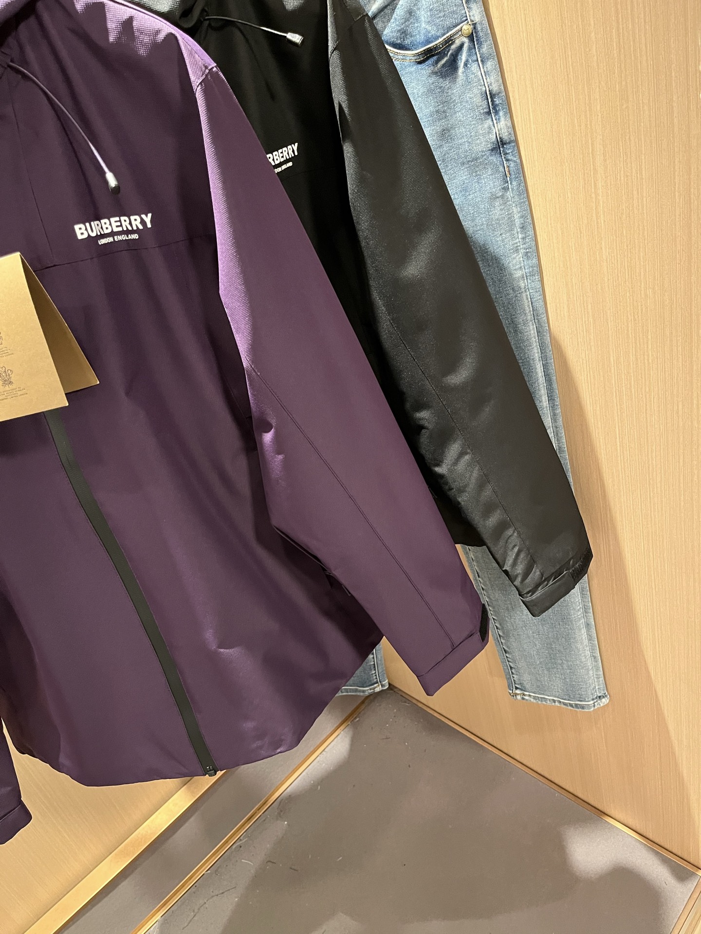 BURBER*Y巴*莉2025秋冬新品夹克外套重磅来袭，最近比较火热的环保聚酯纤维记忆面料制作而成，高端