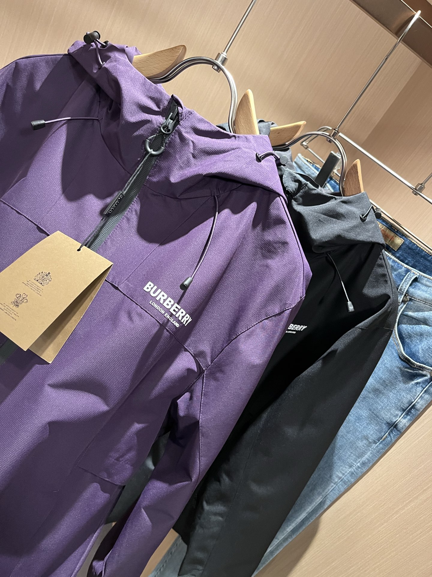 BURBER*Y巴*莉2025秋冬新品夹克外套重磅来袭，最近比较火热的环保聚酯纤维记忆面料制作而成，高端