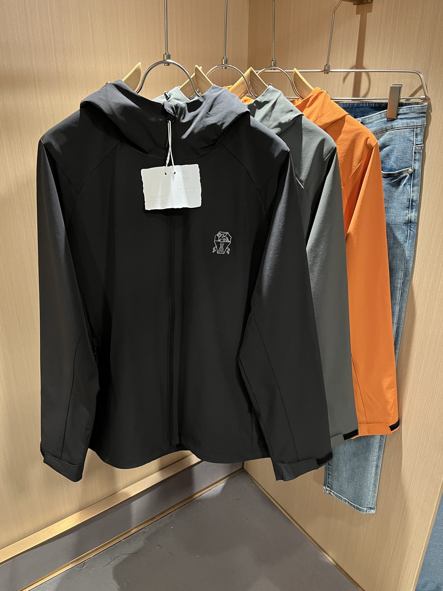 NO:514076,BC-Brunello Cucineli 2025 autumn and winter new men's jacket, a fashionable and versatile item that many celebrities love to wear!  Boob embroidery logo pattern design!  LOGO hardware zippers are super good-looking. Friends who like classic and simple must not miss this one!  The calm and atmospheric brand style has always been favored by the upper class! It is also the best choice for fashionable items!  The upper body is so handsome, highly recommended!  !  !  In addition to its own brand added value, the biggest attraction of this piece is more certain that it has a high cost-effectiveness in the material!  Customized original exclusive polyester fiber material design!  Make sure the style is crisp, simple and not complicated, and it is very pleasing to the eye!  Code number M-3XL, brunello cucinelli, jackets & coats, jackets & coats, alexander wang19860909BC-Brunello Cucineli 2025秋冬新款男士夹克外套,众多明星都爱穿的时尚百搭单品！胸前刺绣logo图案设计！LOGO五金拉链超级好看,喜欢经典简约的朋友,一定不能错过了这款！沉稳大气的品牌风格一直以来备受上层人士的青睐!也是时尚单品的不二之选！ 上身帅到爆了,强烈推荐！！！这件最大的吸引力除了他本身的品牌附加值,更加肯定的材质上都有很高的性价比！ 定制原版专属聚酯纤维材质设计！确保版型的挺括,精简不繁,很是耐看！码数M-3XL,,brunello cucinelli,jackets & coats,jackets & coats,alexander wang,Men's clothing