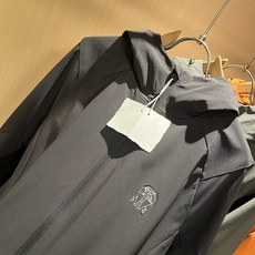 BC-Brunello Cucineli 2025秋冬新款男士夹克外套,众多明星都爱穿的时尚百搭单品!胸 BC-Brunello Cucineli 2025秋冬新款男士夹克外套,众多明星都爱穿的时尚百搭单品!胸