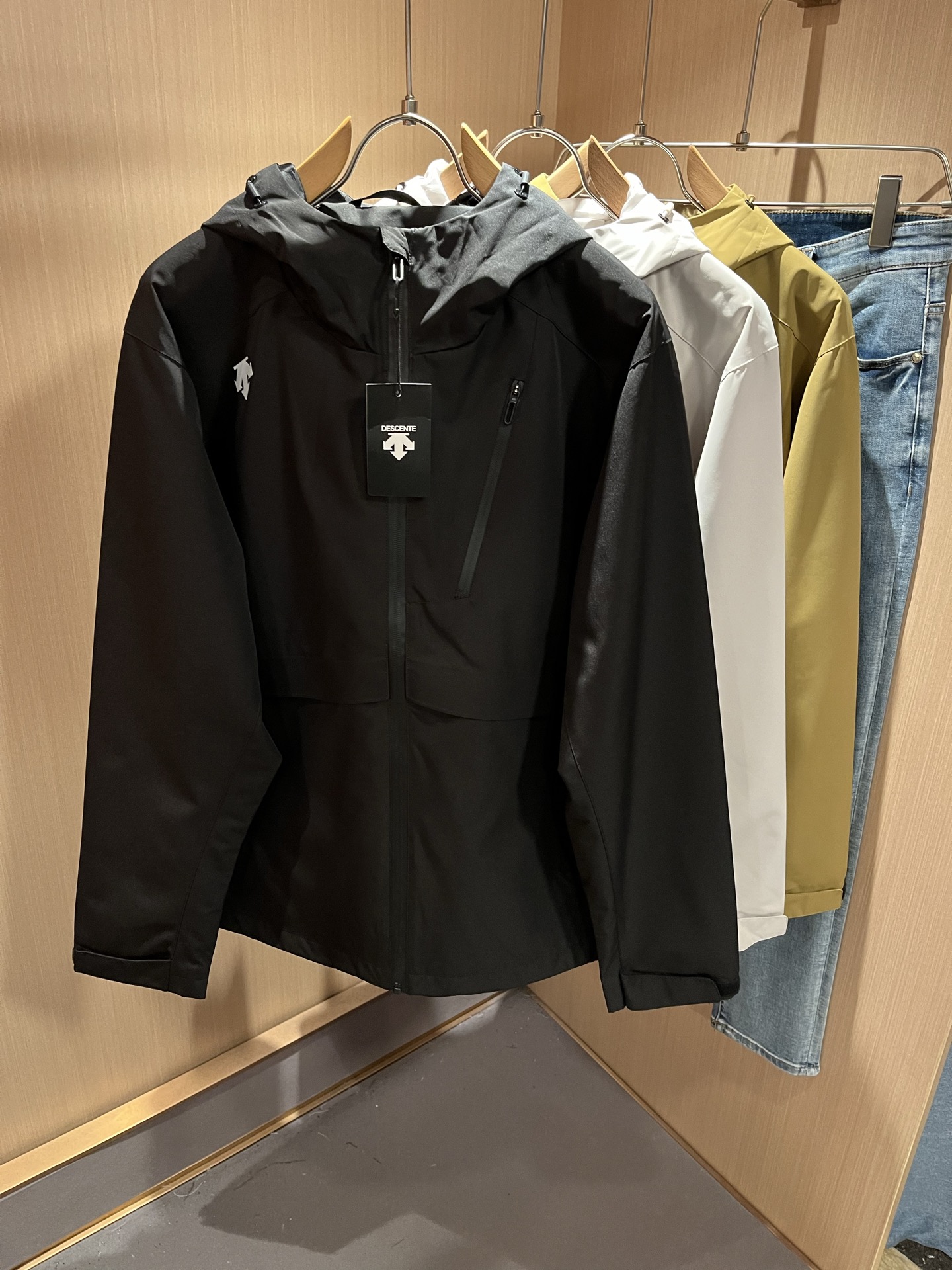 迪桑特DESCENTE 2025秋冬新款男女同款👫夹克外套，自1935年荣耀至今的专业运动品牌。80余年