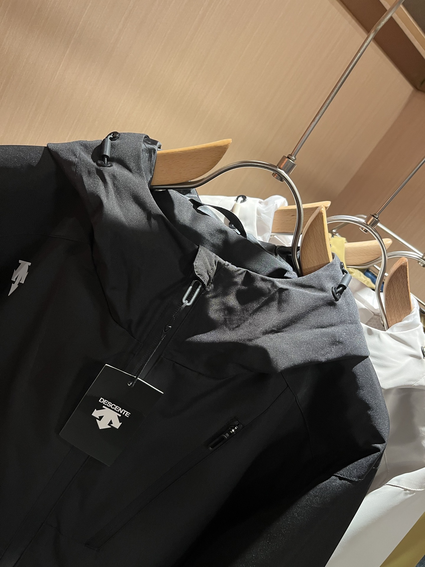 迪桑特DESCENTE 2025秋冬新款男女同款👫夹克外套，自1935年荣耀至今的专业运动品牌。80余年